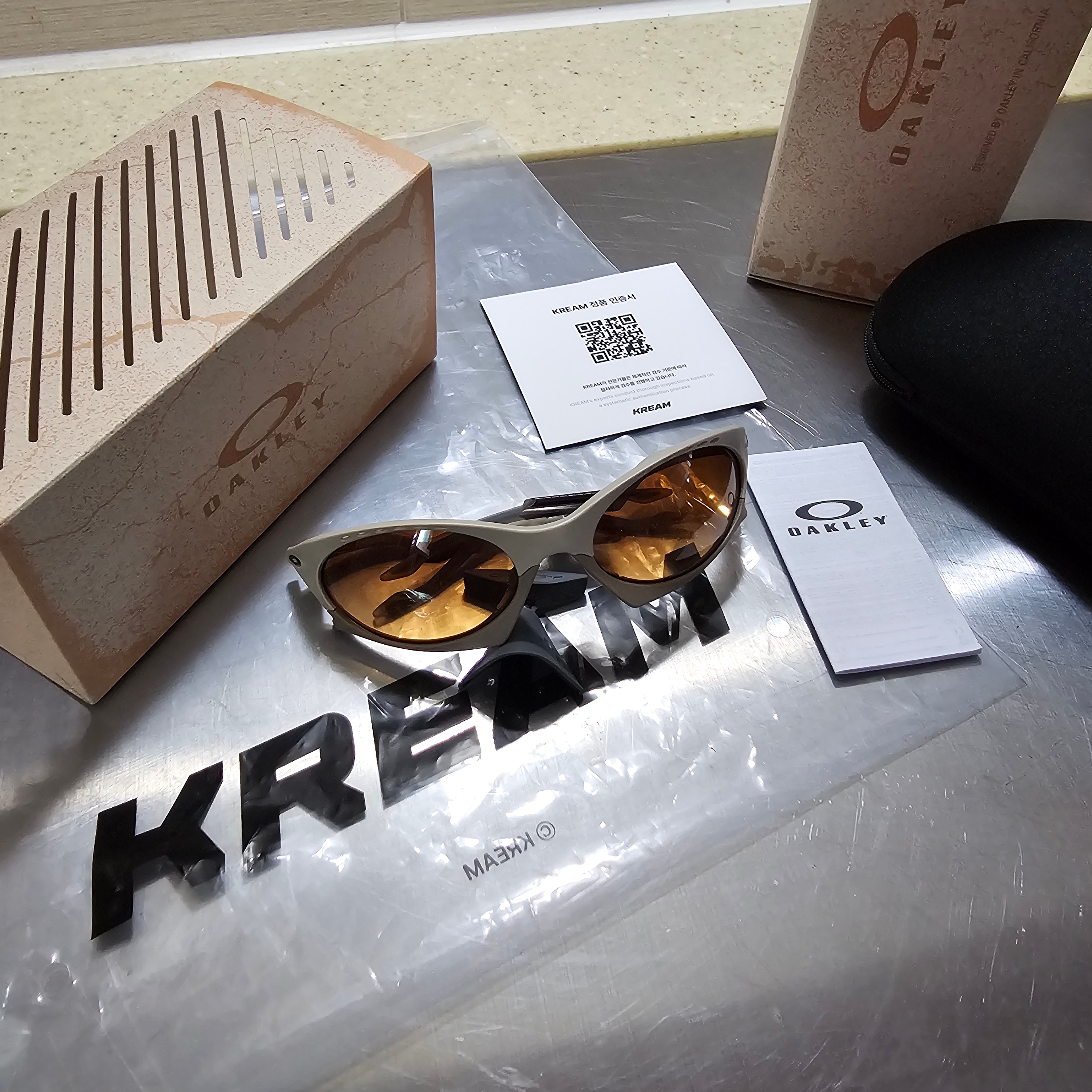 Oakley Plantaris Matte Sand Frame Prizm Brown Gradient Lenses Regular Universal Fit 착용 스타일 - 1