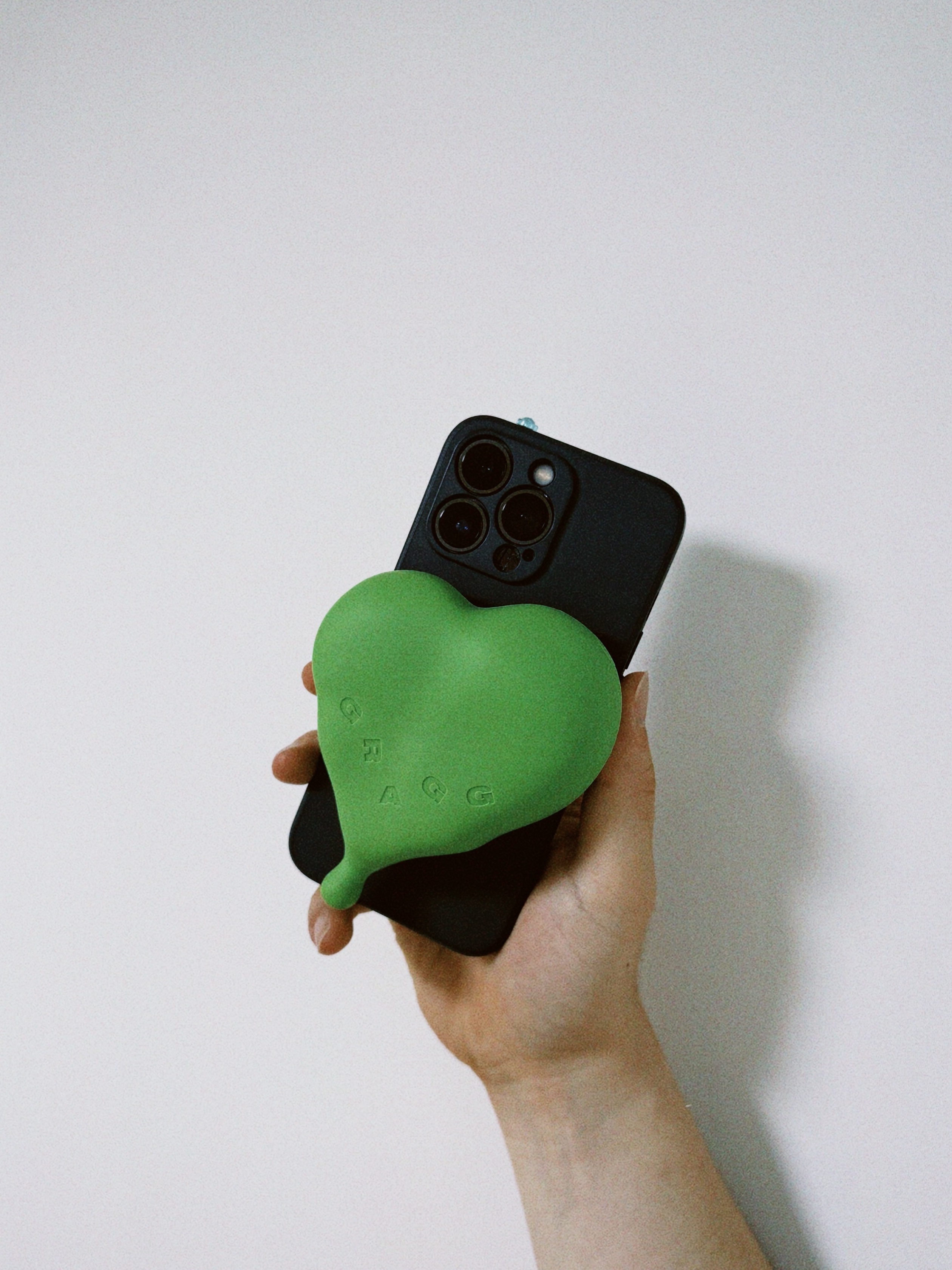 GRAGG MAGSAFE FLOW HEART BATTERY [9 COLOR] 착용 스타일 - 8