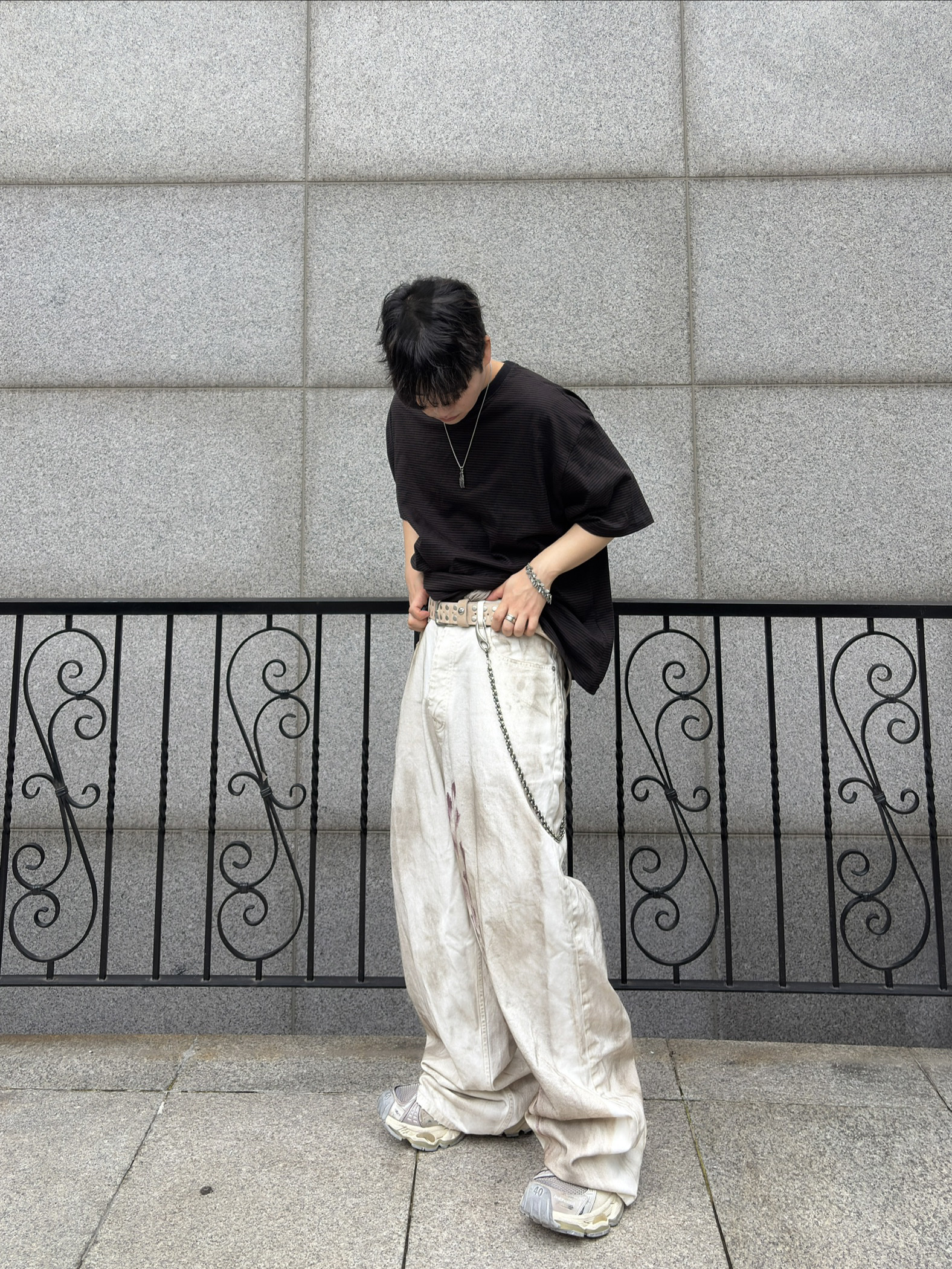 qualisartifexpereo Dirty Baggy Pants Cream, Kamien Back Pleats Stripe Tee Brown 착용 스타일 - 1