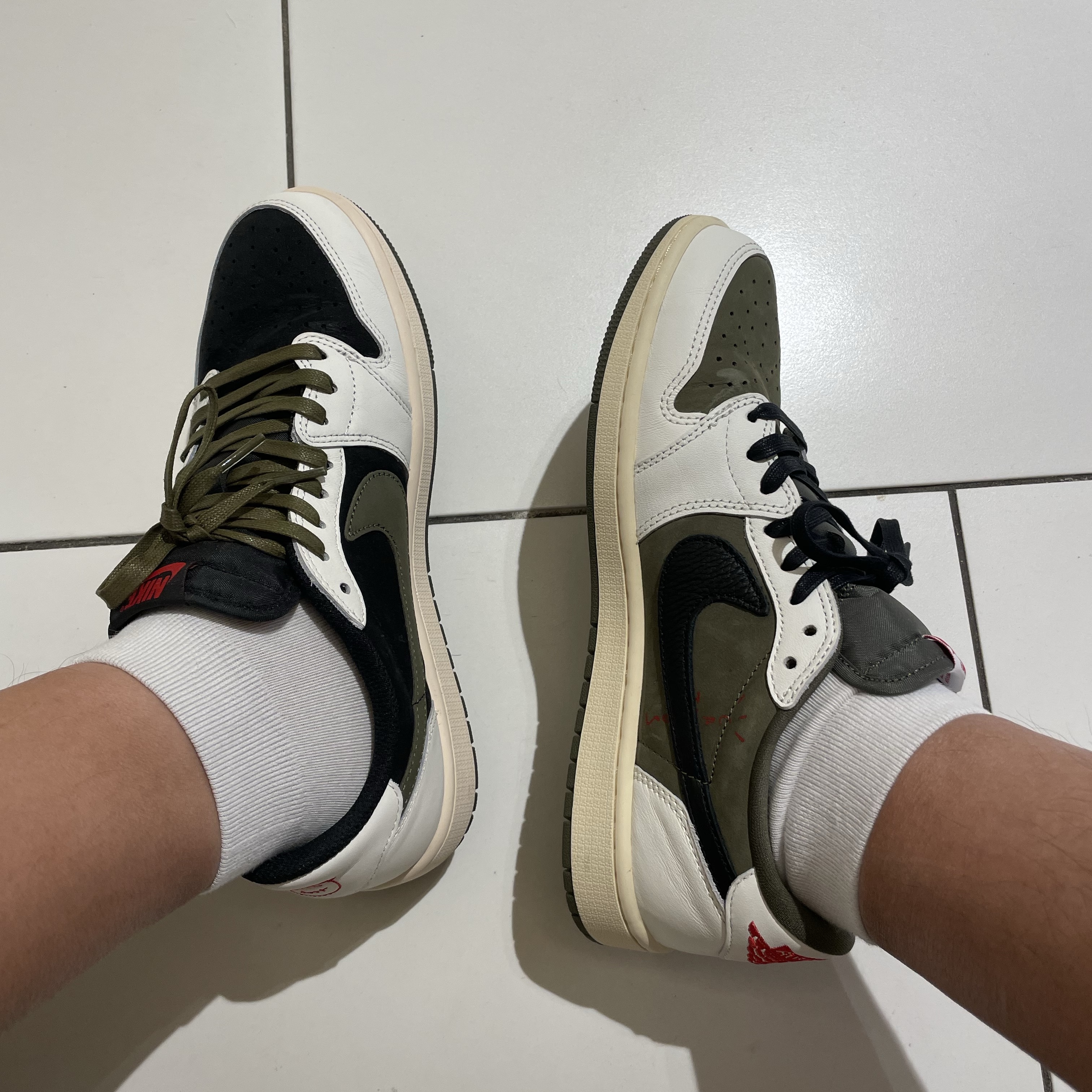 Jordan 1 x Travis Scott Retro Low OG SP Reverse Olive, (W) Jordan 1 x Travis Scott Retro Low OG SP Medium Olive 착용 스타일