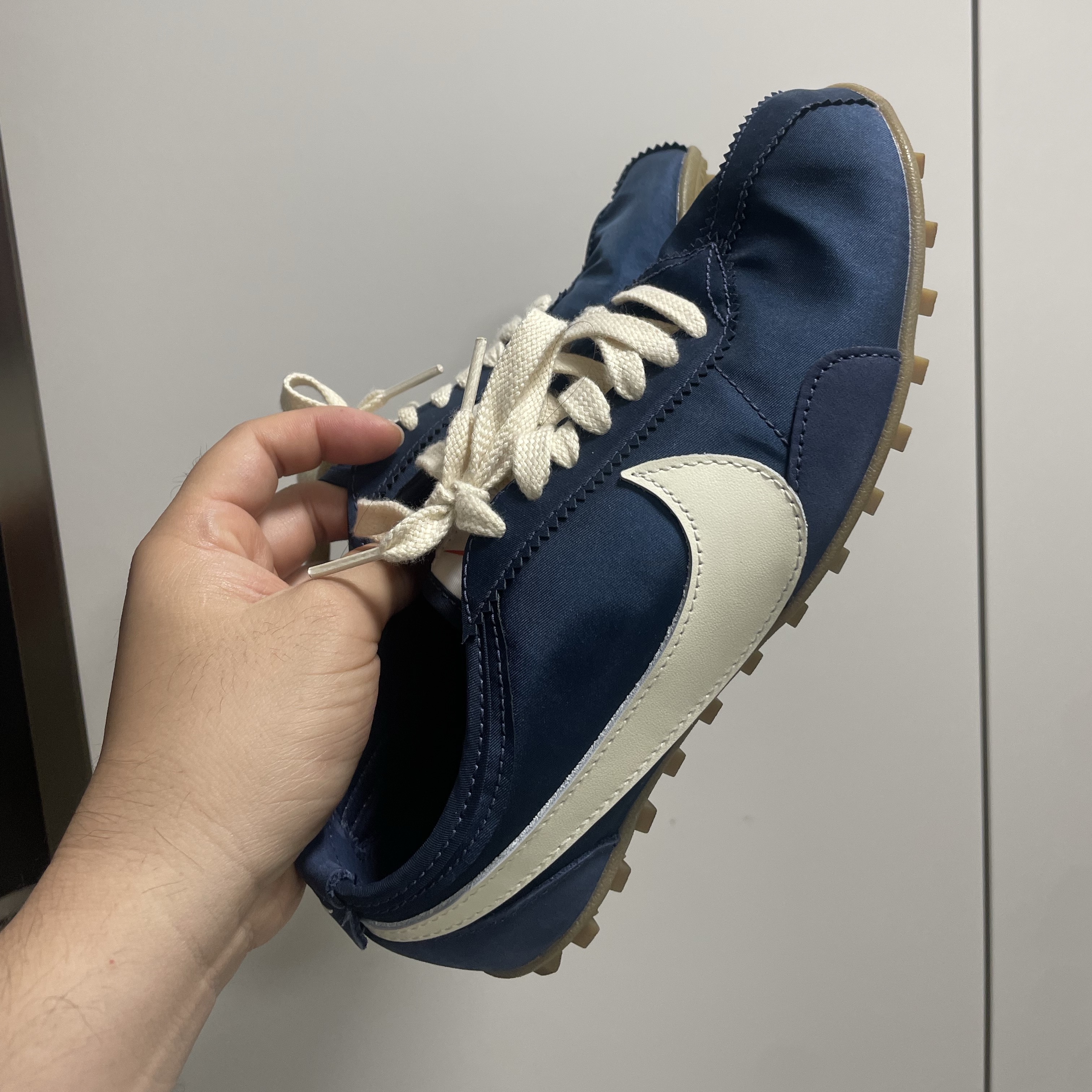 Nike Moon Shoe OG Midnight Navy Black, (W) Nike Moon Shoe OG Midnight Navy Gum Light Brown 착용 스타일 - 2