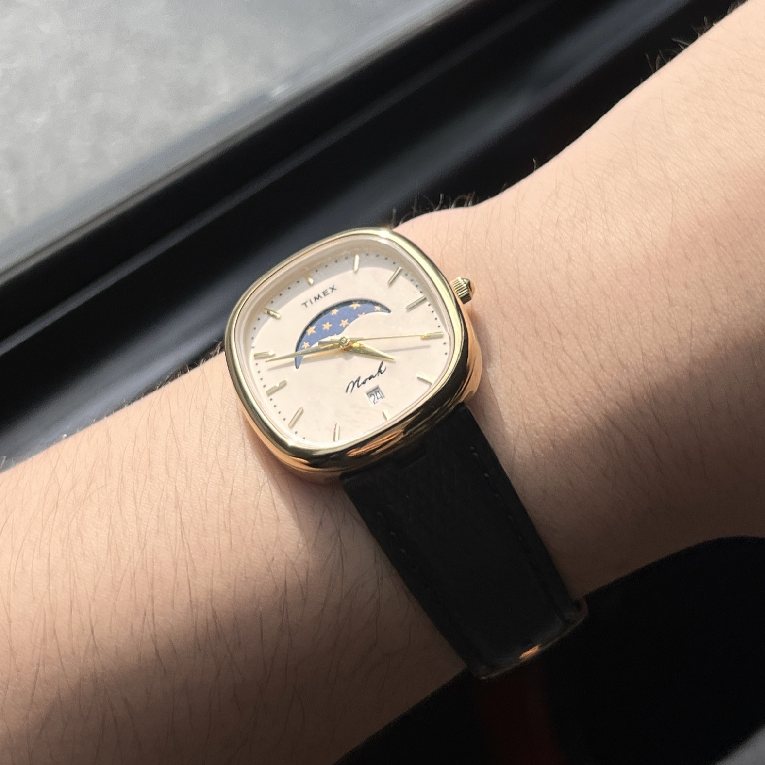 Timex x Noah Oval Moon Phase Watch Black Gold 착용 스타일