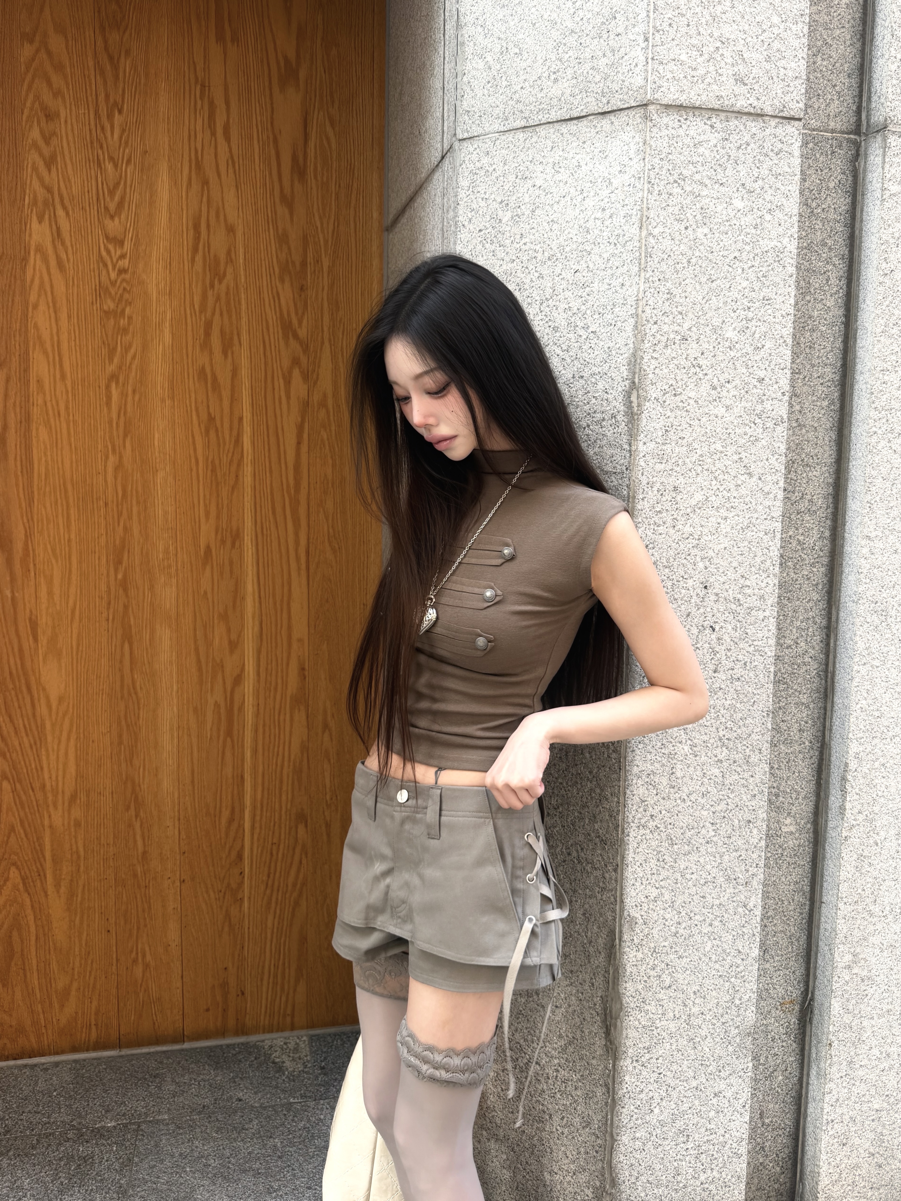 EUCT Napoleon Half Neck T-Shirt - Khaki 착용 스타일 - 5