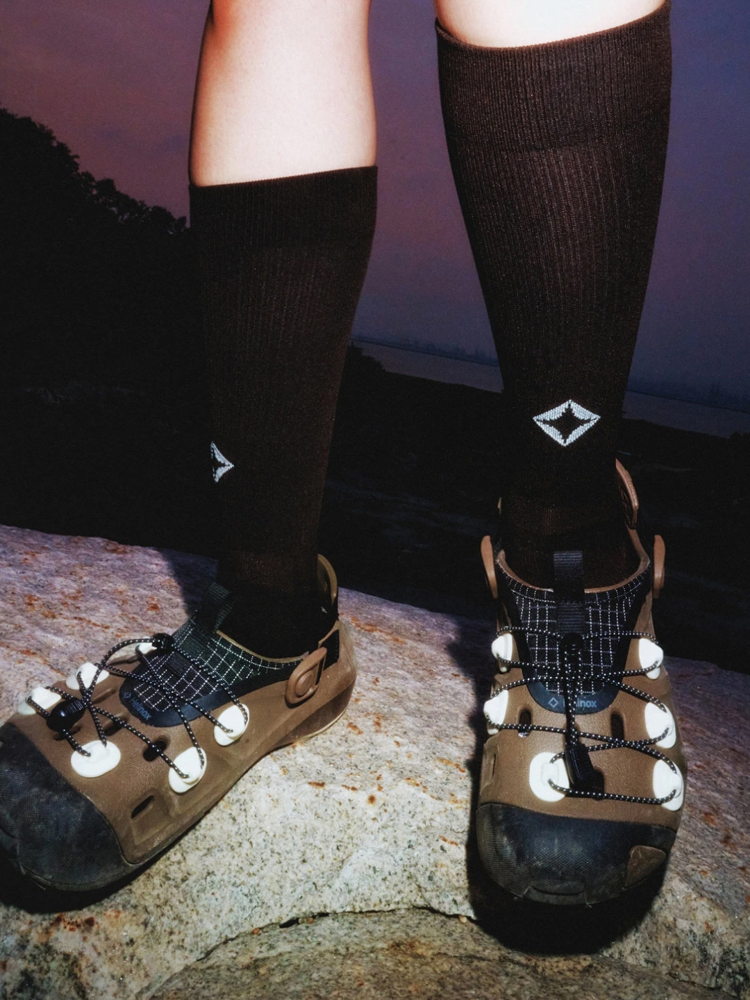 Crocs x Helinox Quick Trail Clog Black, Crocs x Helinox Quick Trail Clog Walnut 착용 스타일 - 4