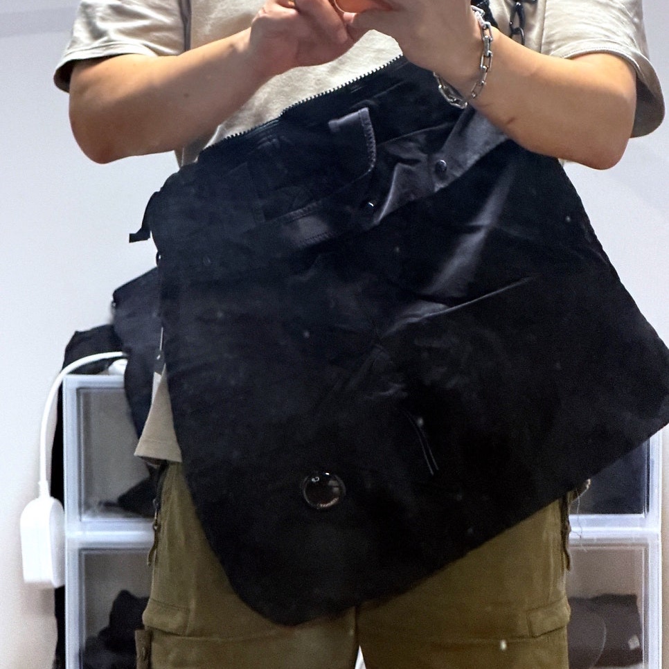 C.P. Company Nylon B Lens Tote Bag Black - 25SS 착용 스타일