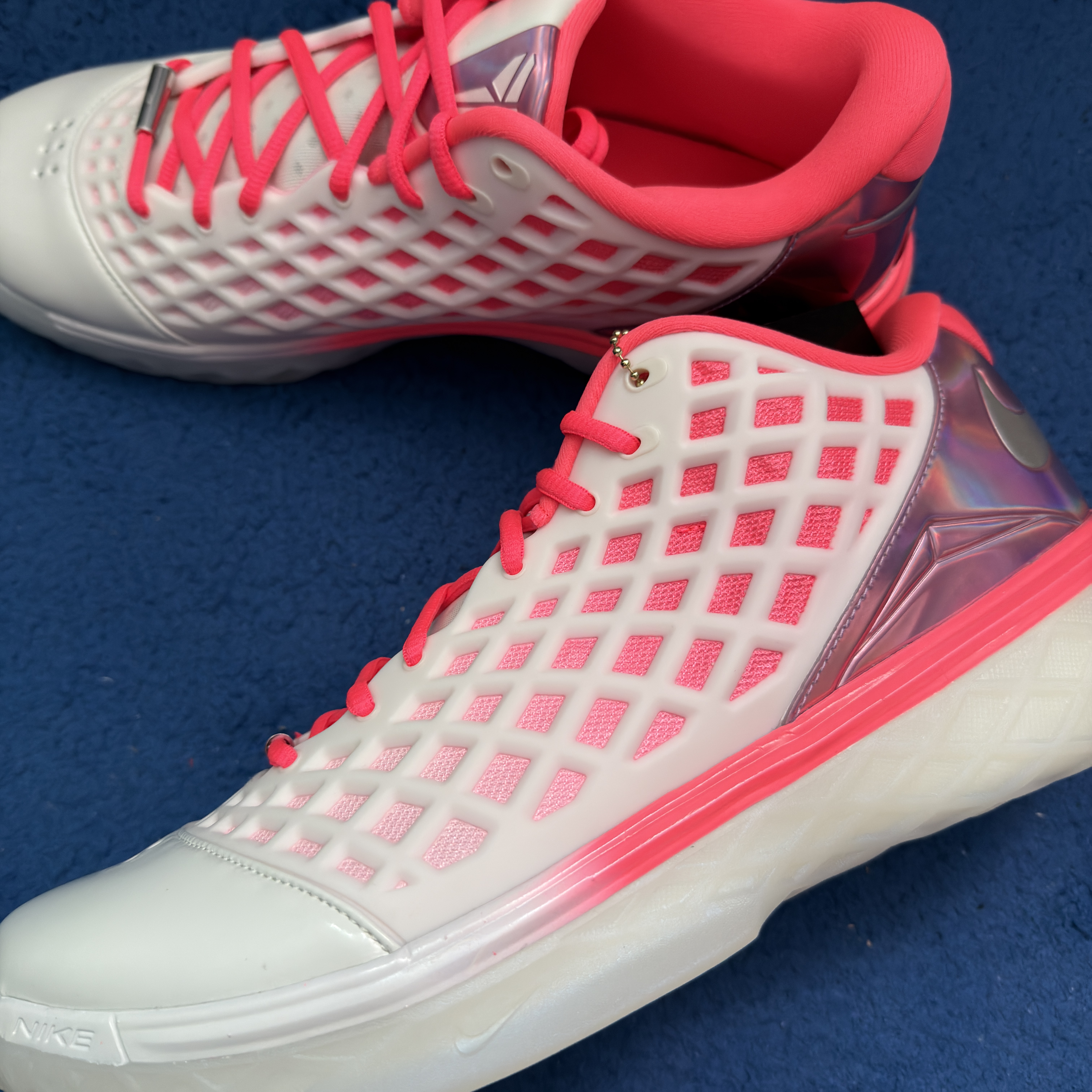 Nike Kobe 3 Low Protro Sail and Hot Punch 착용 스타일