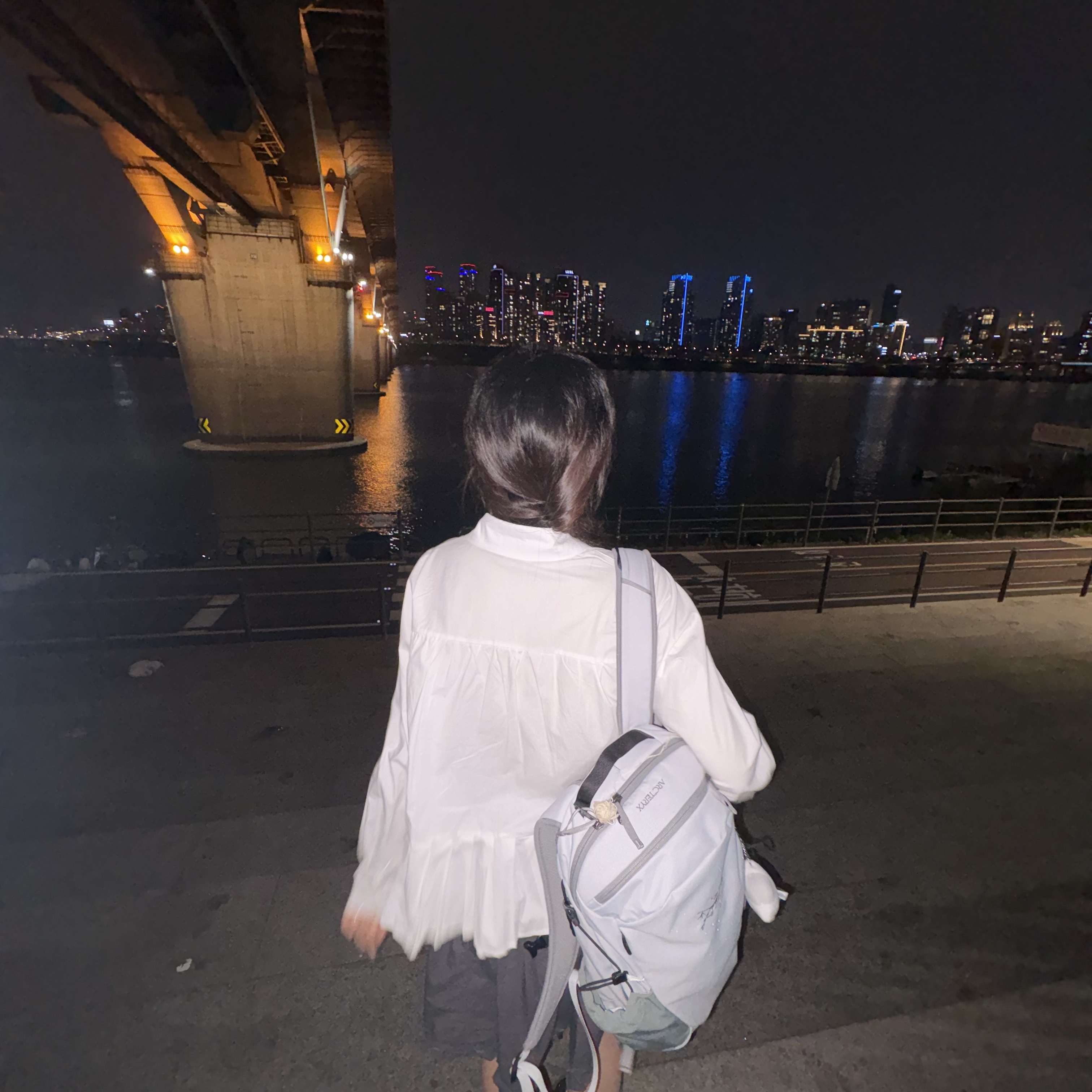 Arc'teryx Mantis 16 Backpack Solitude Void 착용 스타일 - 1