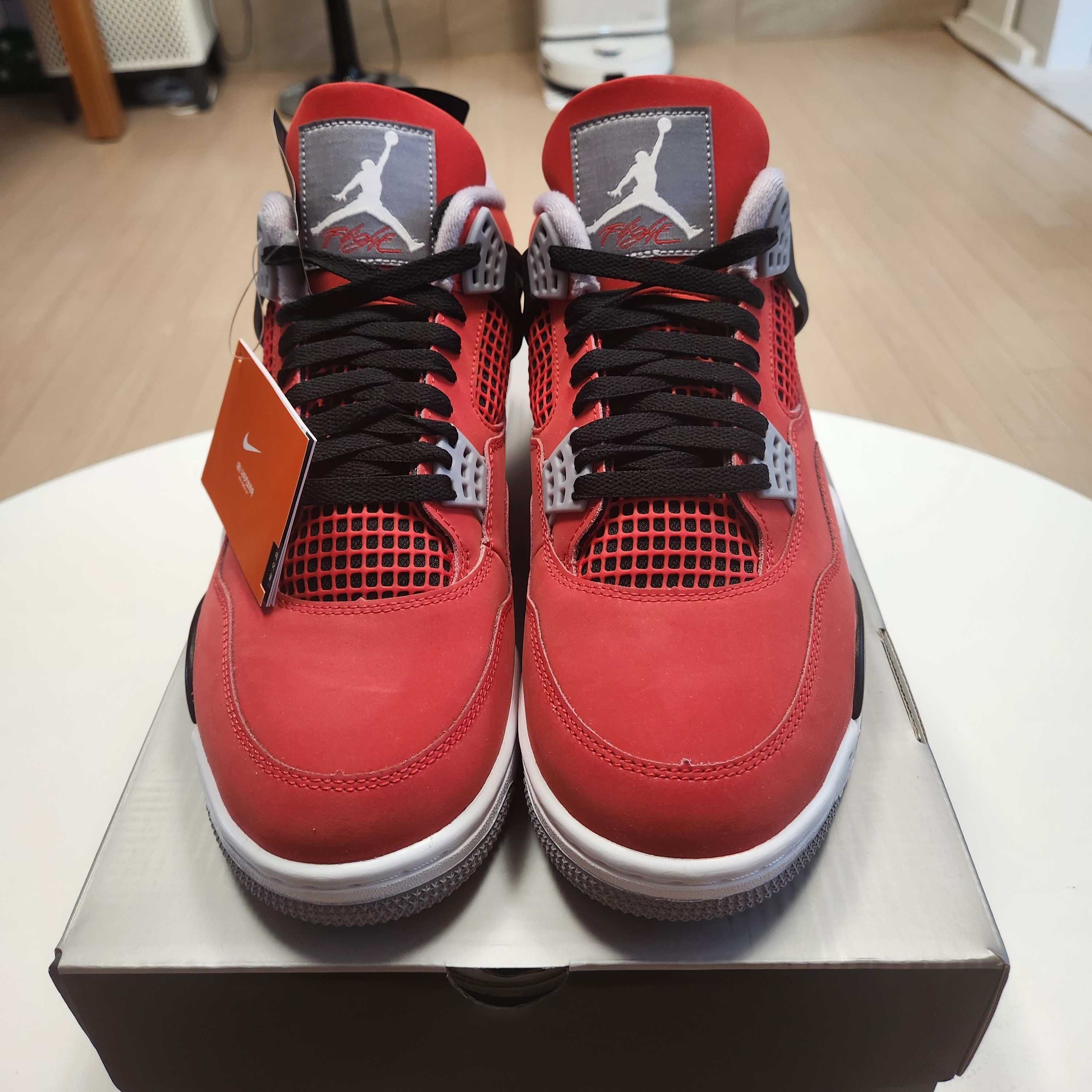Jordan 4 Toro Bravo Fire Red and Black 2026 착용 스타일 - 4
