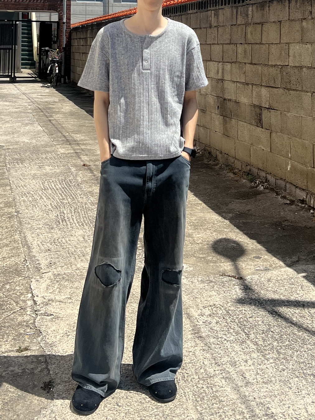 Knitted Henley Neck Crop Knit T-Shirts Grey 착용 스타일