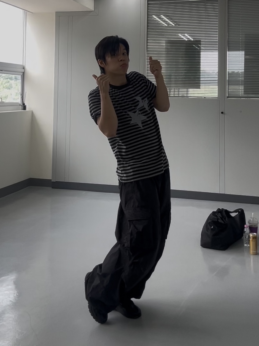 [KREAM 단독] CAVISH Striped Twin Star Ringer SS Tee Black 착용 스타일 - 2