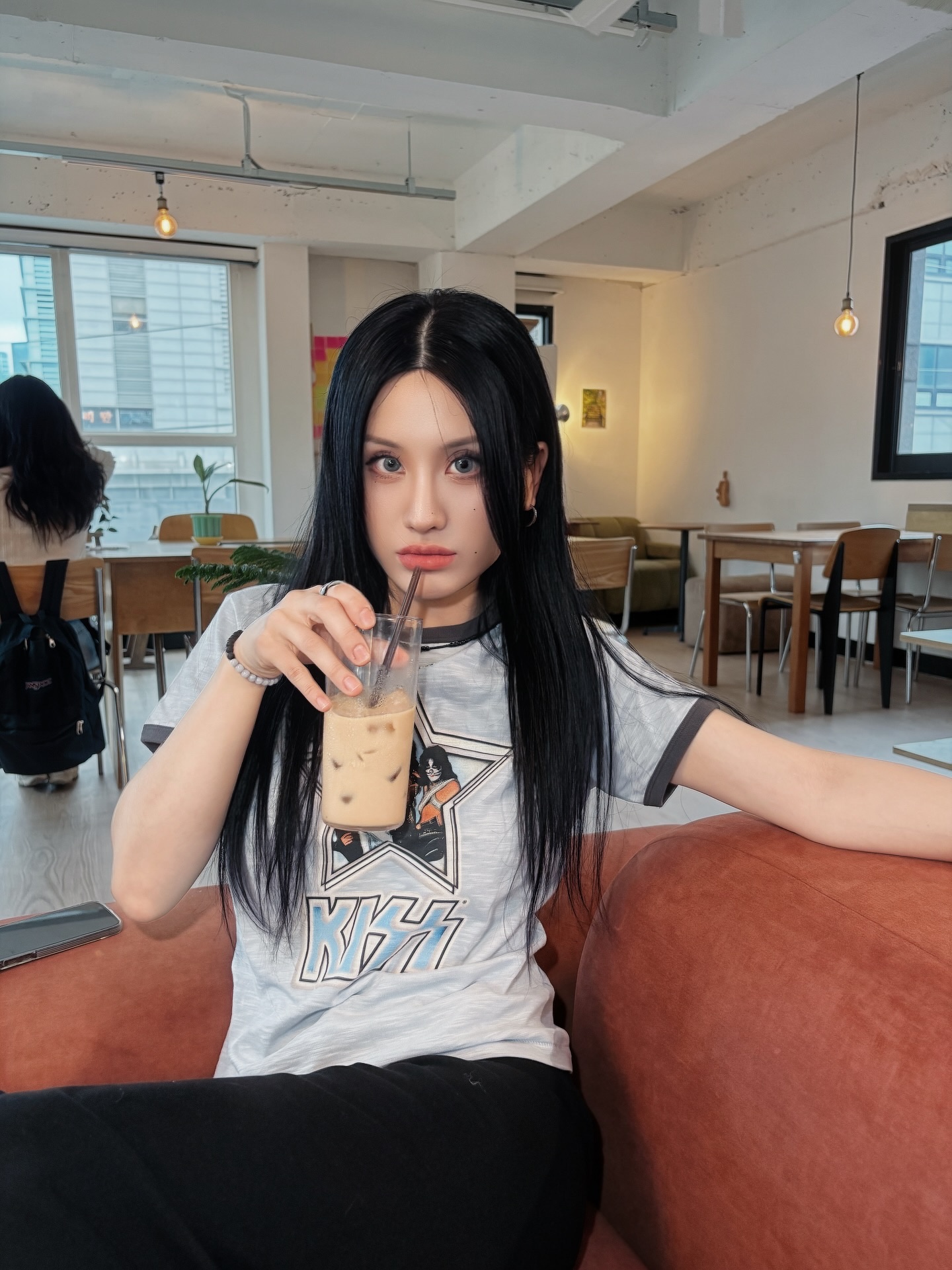 MAINBOOTH X KISS Woman Star T-shirt Sky Blue 착용 스타일 - 5
