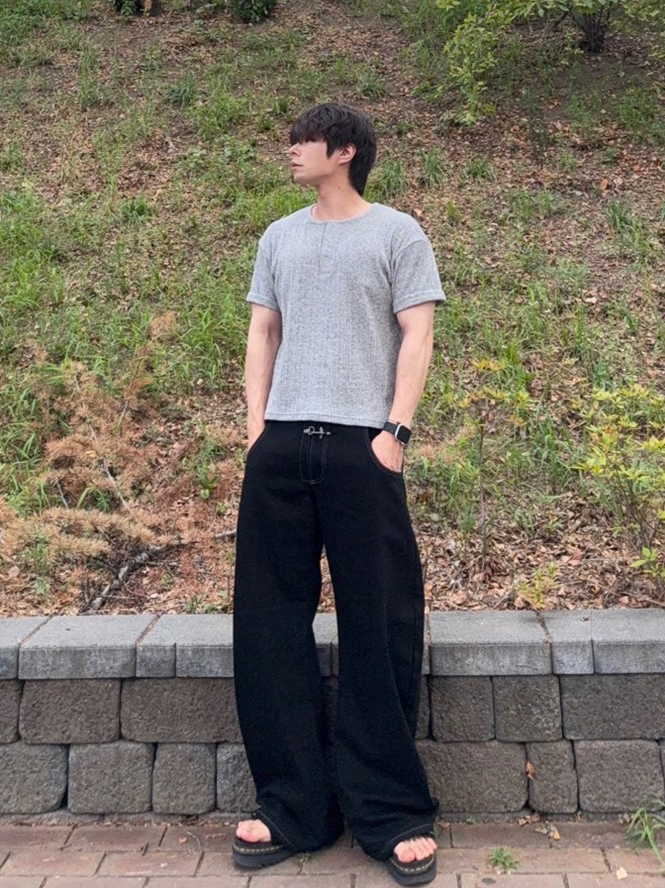 Knitted Henley Neck Crop Knit T-Shirts Grey 착용 스타일 - 1