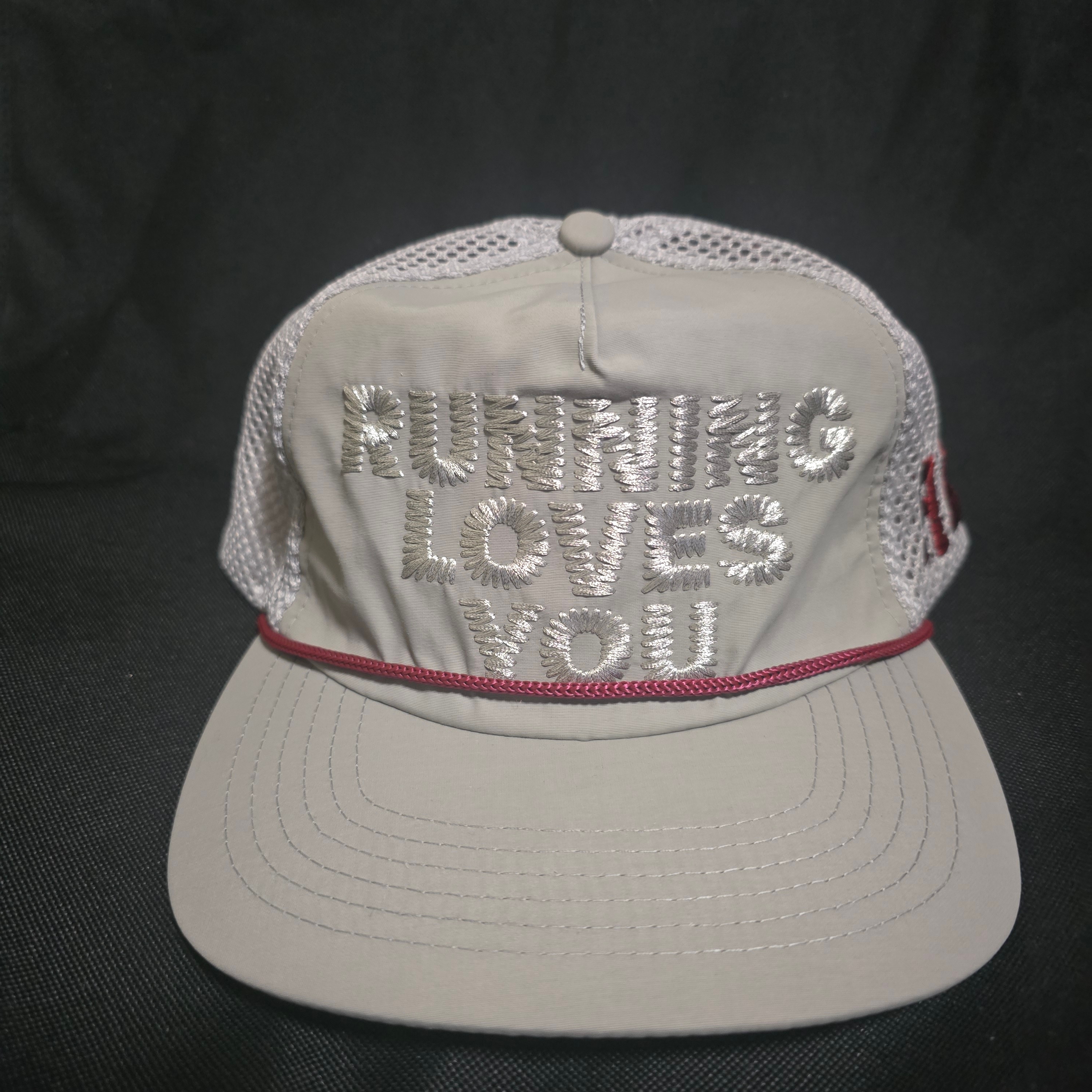 Alex Zono Running Loves You Trucker Hat Silver 착용 스타일