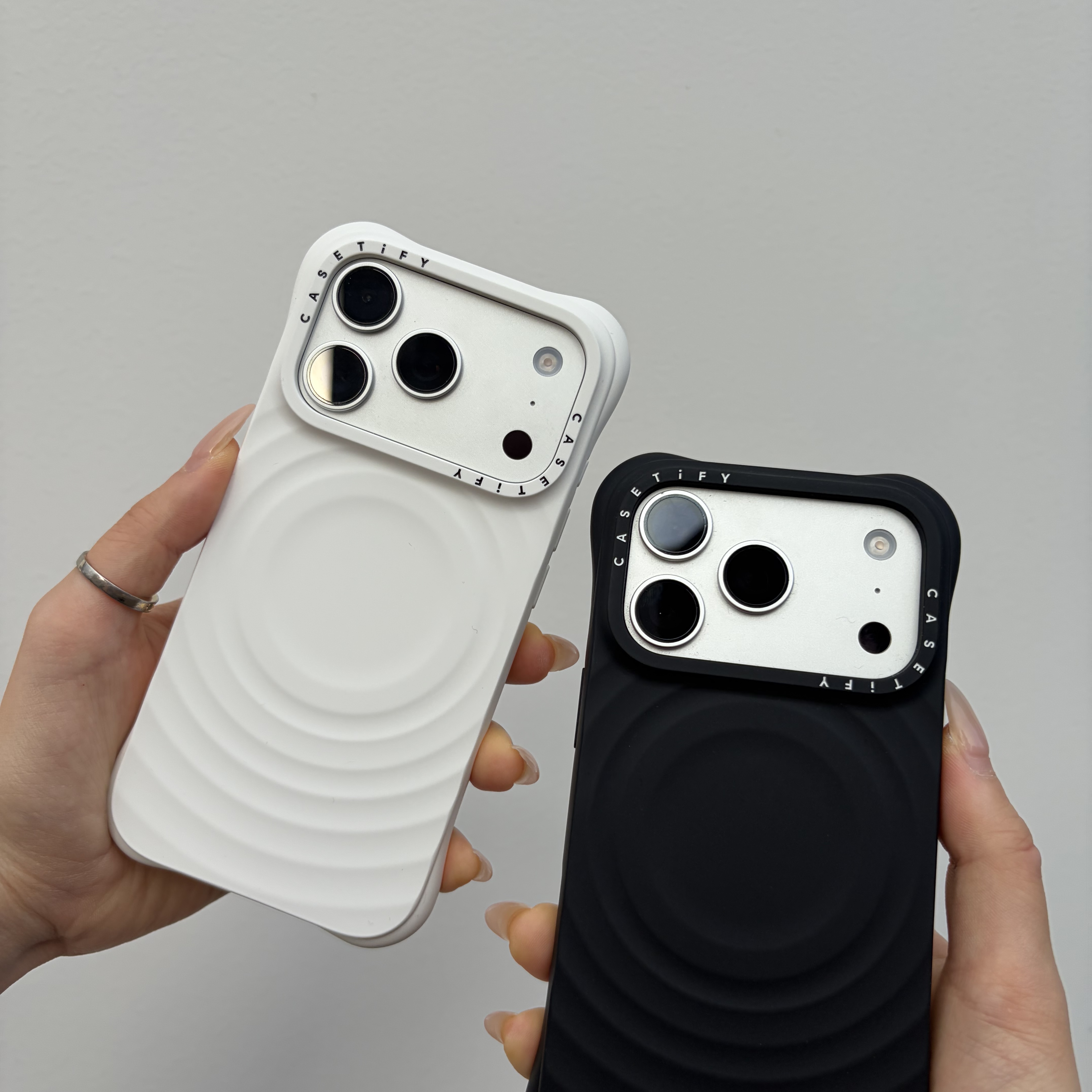 Casetify iPhone MagSafe Ripple Case Black, Casetify iPhone MagSafe Ripple Case White 착용 스타일