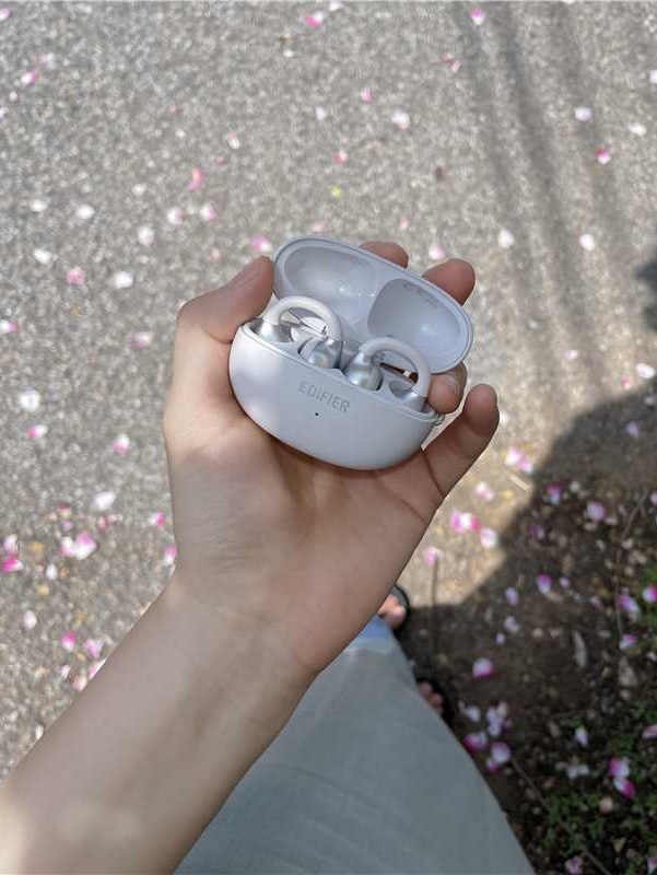 Edifier Comfo Bass Open-Ear Bluetooth Earbuds - Silver 착용 스타일 - 7