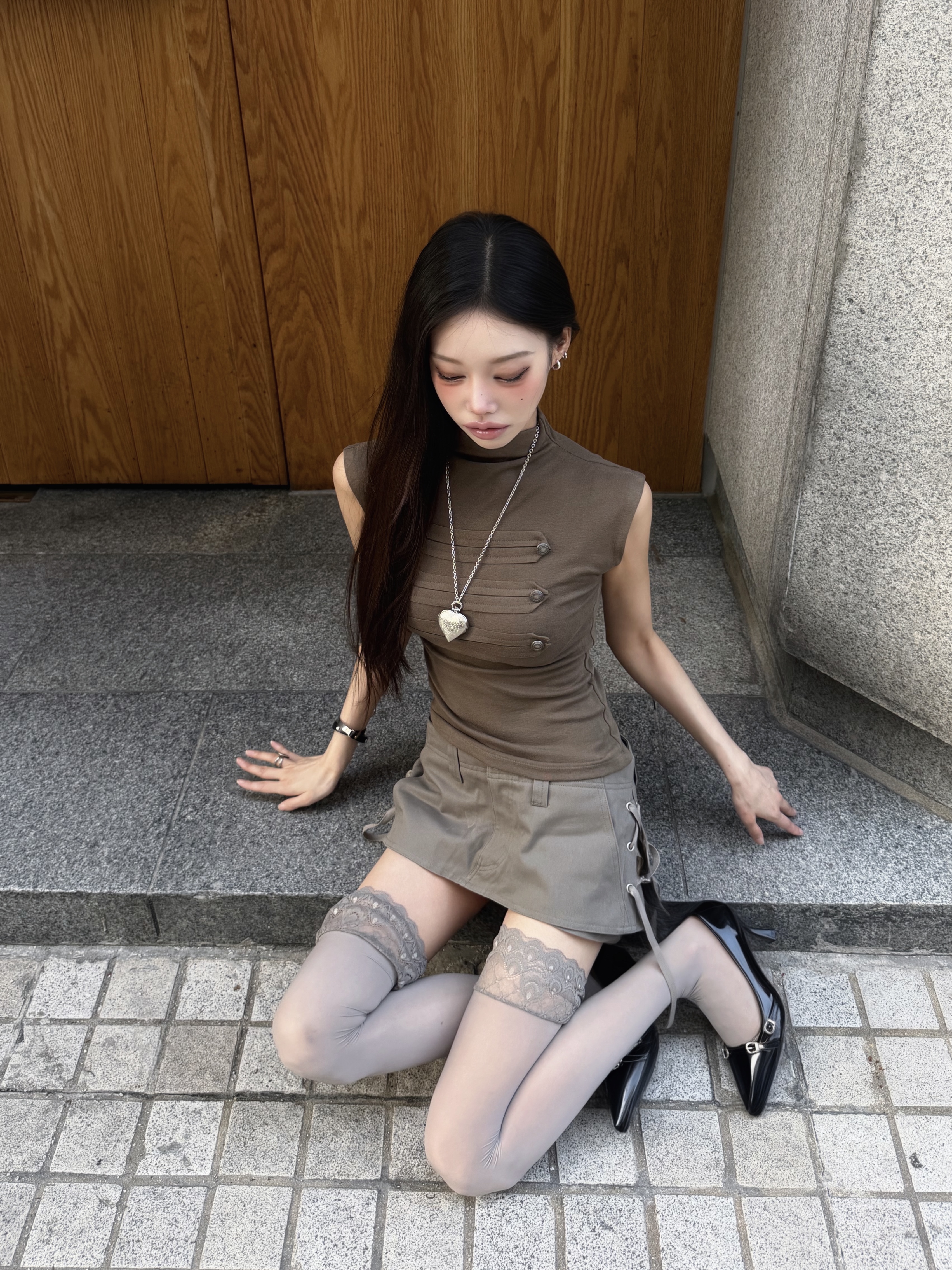 EUCT Napoleon Half Neck T-Shirt - Khaki 착용 스타일 - 10