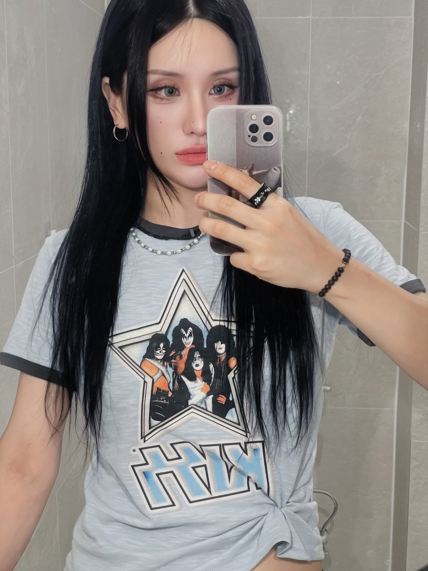 MAINBOOTH X KISS Woman Star T-shirt Sky Blue 착용 스타일 - 2