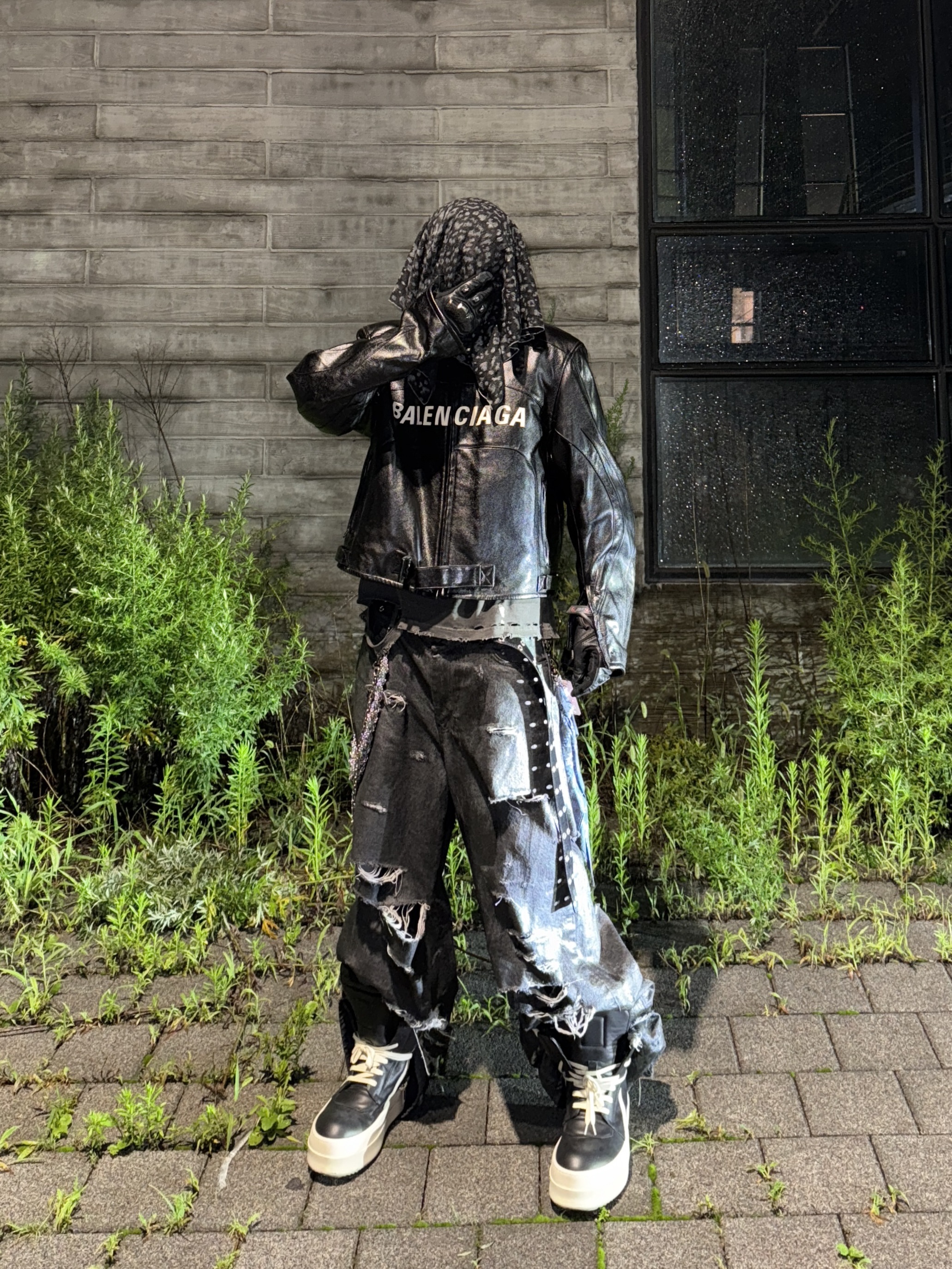 emostanceclub Multi Distressed Coating Jeans Black, Rick Owens Mega Bumper Geobasket Black Milk 착용 스타일 - 2