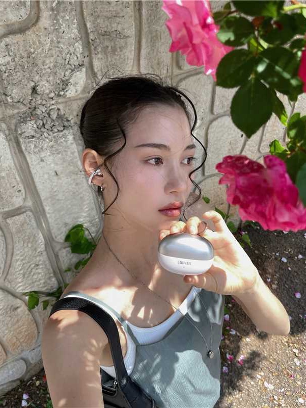 Edifier Comfo Bass Open-Ear Bluetooth Earbuds - Silver 착용 스타일 - 1