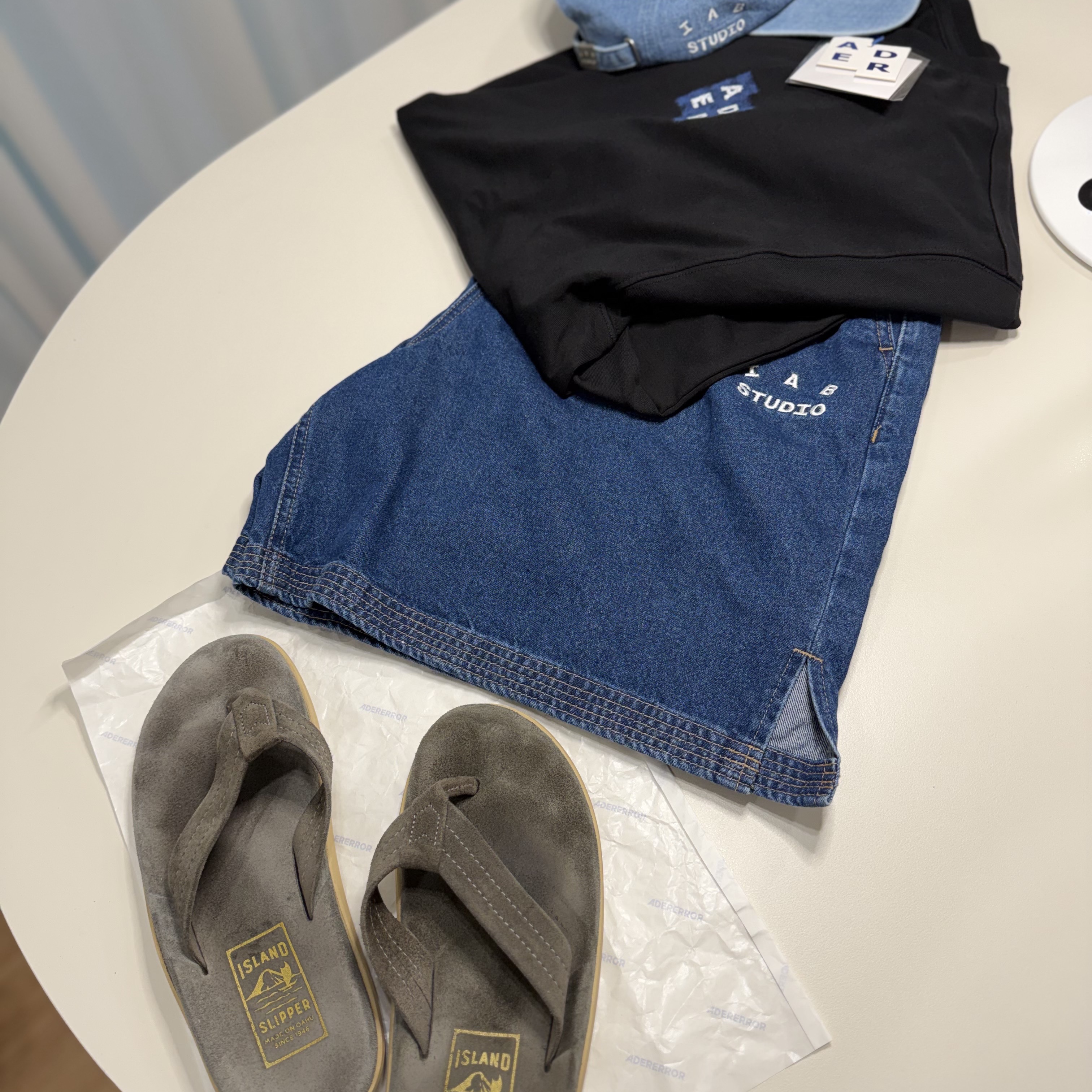 IAB Studio Denim Shorts Deep Blue, Ader Error Sig; TRS/BL Tag T-Shirt 04 Black 착용 스타일
