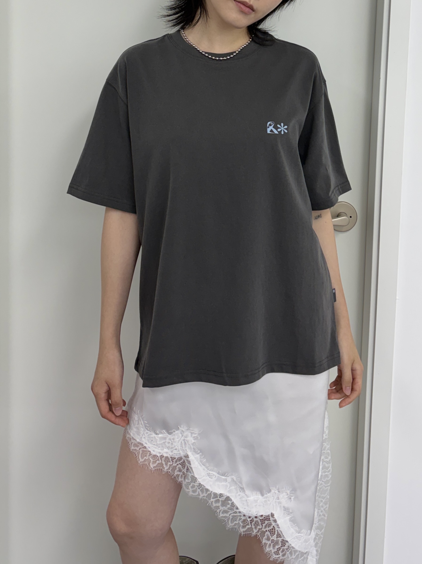 Riomeu Hug Rio Short Sleeve T-shirt Charcoal 착용 스타일 - 3