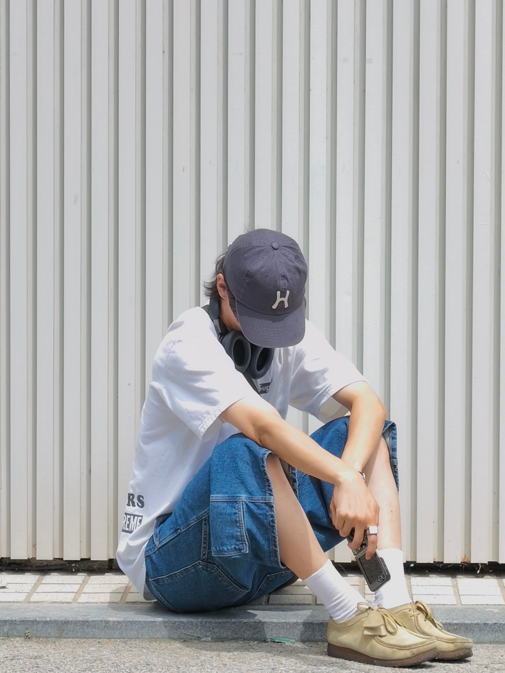Hello Sunrise H Logo Cotton Relaxed Fit 6Panel Cap Charcoal, Clarks Wallabee Maple Suede 착용 스타일 - 1