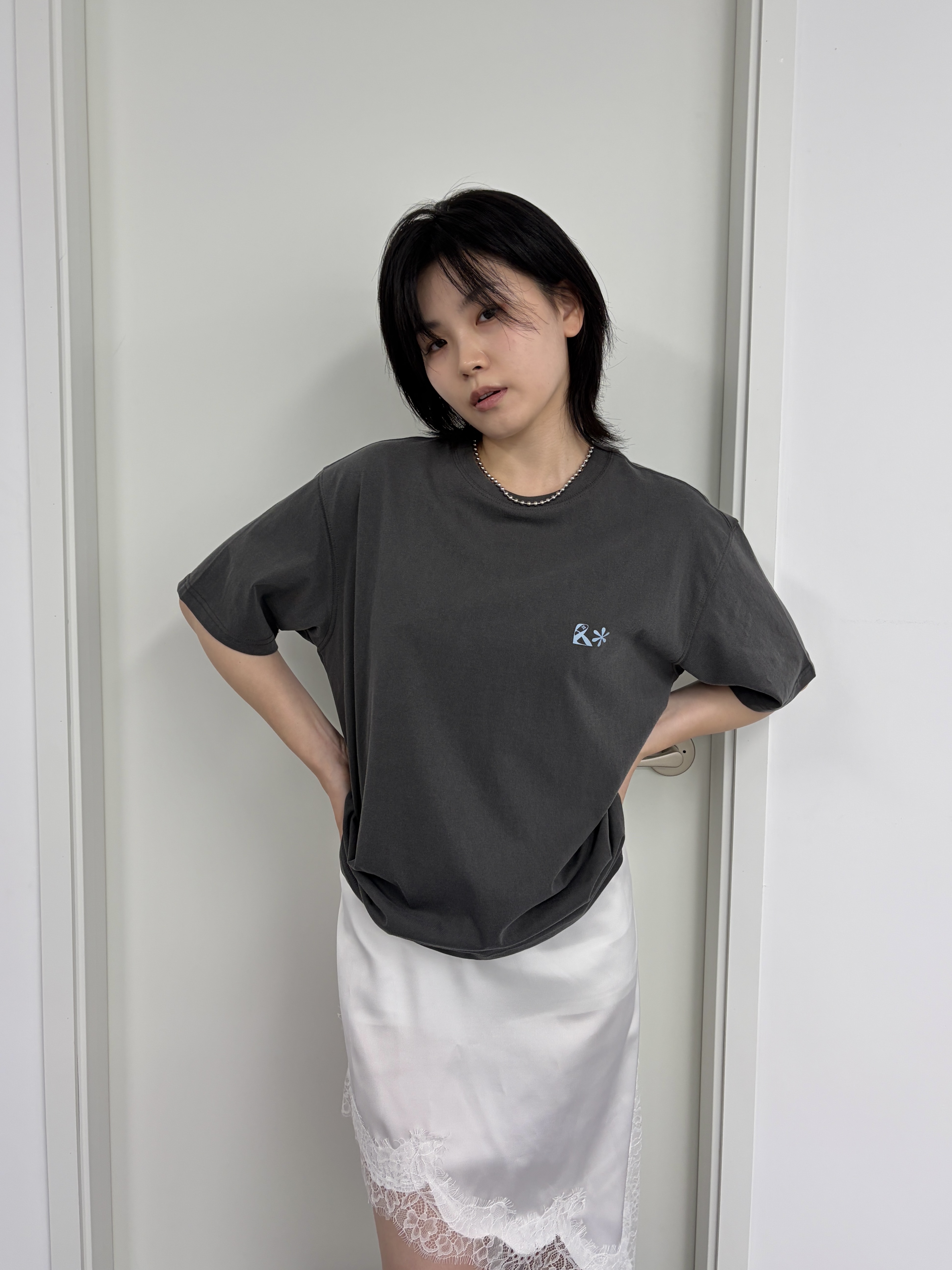 Riomeu Hug Rio Short Sleeve T-shirt Charcoal 착용 스타일 - 2