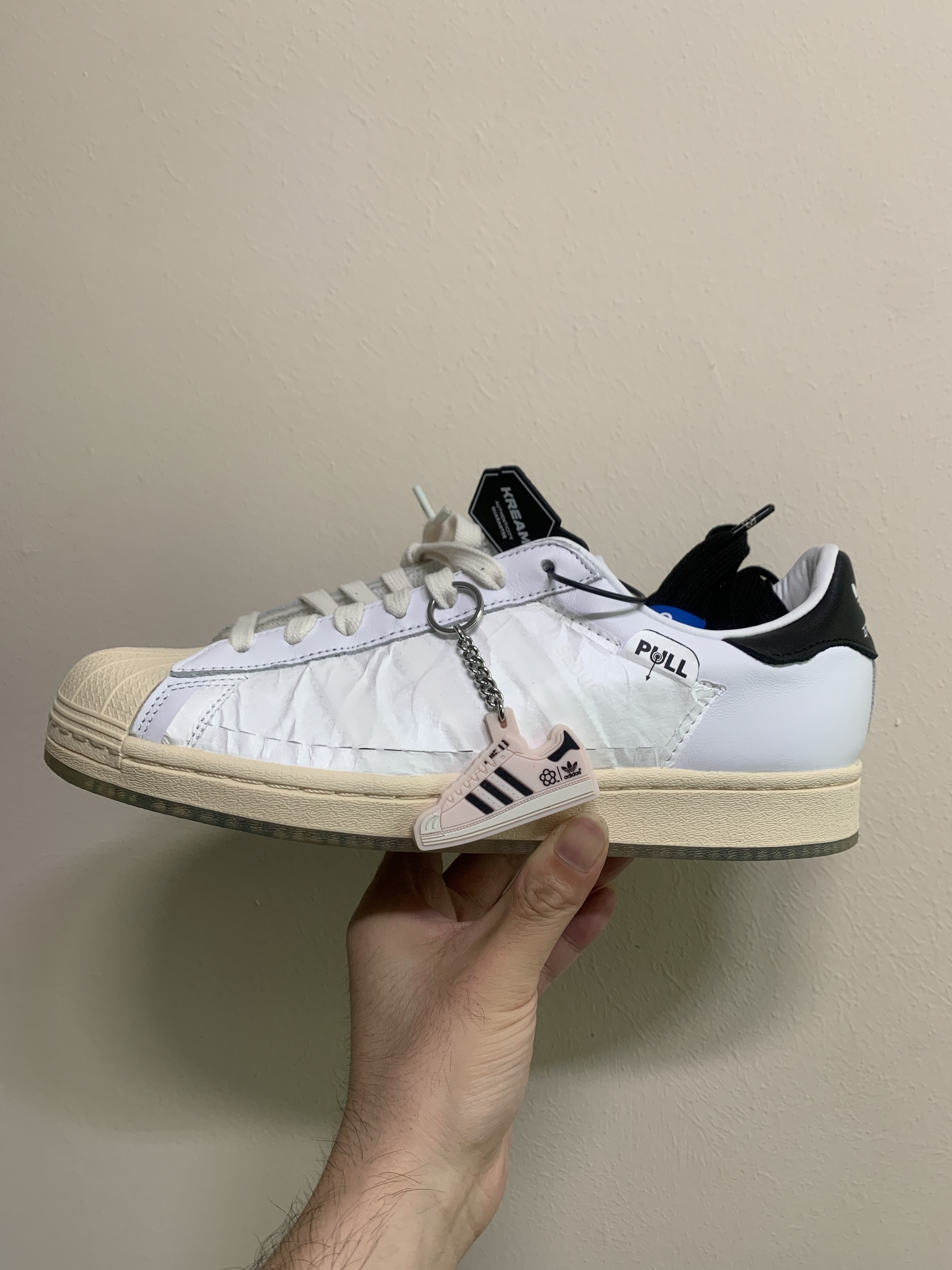 Adidas x Taegeukdang Superstar White Black 착용 스타일 - 3
