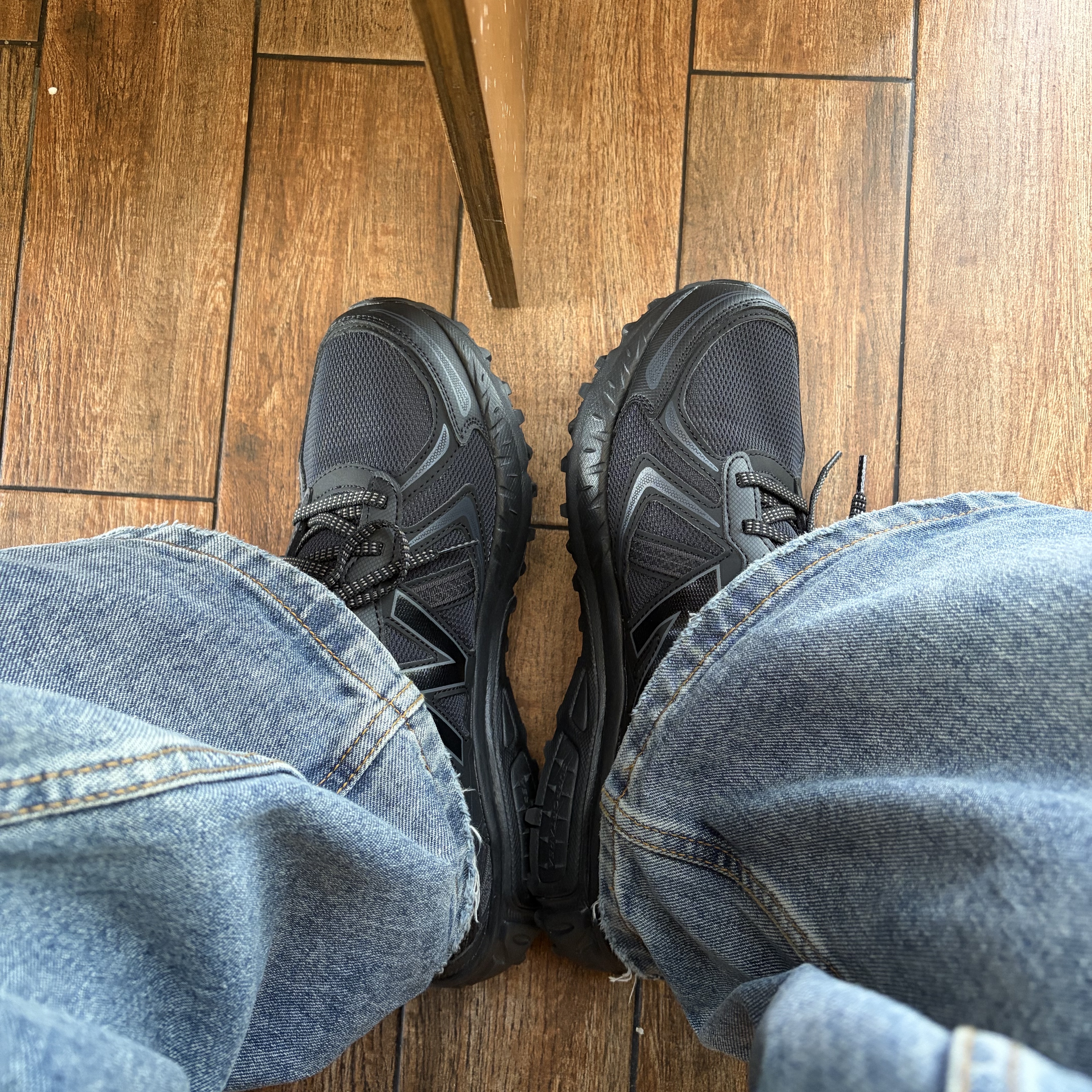 New Balance 410v5 Black - 2E Wide 착용 스타일