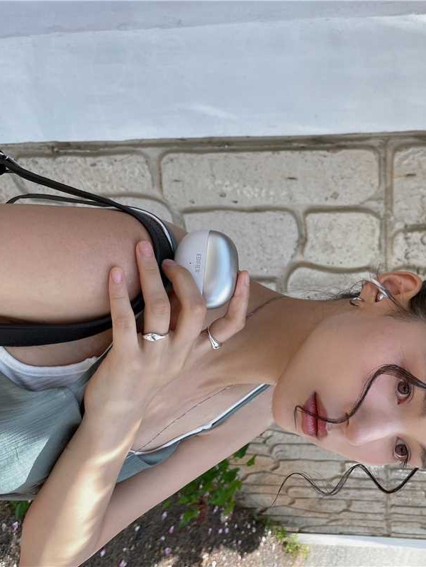 Edifier Comfo Bass Open-Ear Bluetooth Earbuds - Silver 착용 스타일 - 4