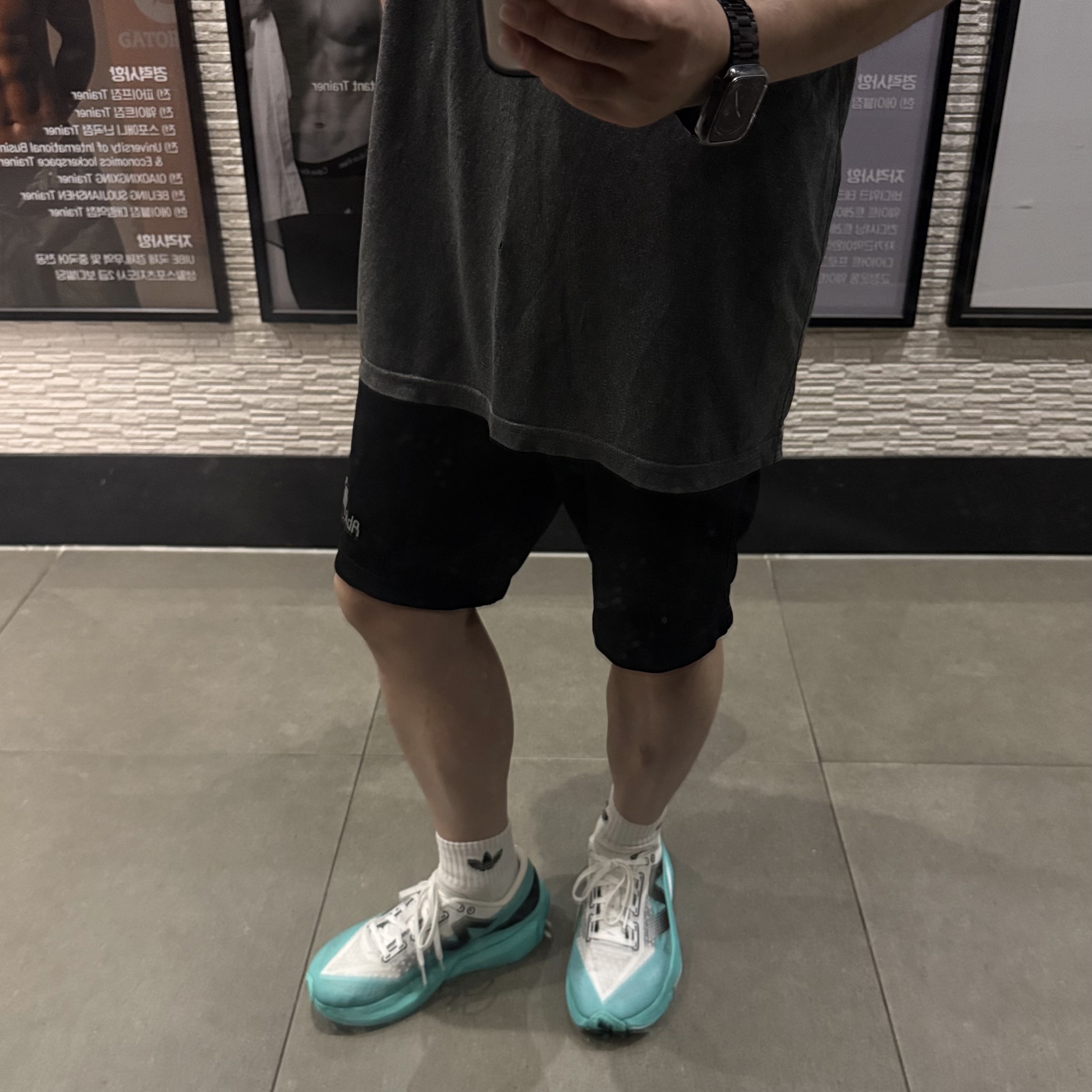 New Balance Fuelcell Rebel v4 Cyber Jade White - D Standard 착용 스타일