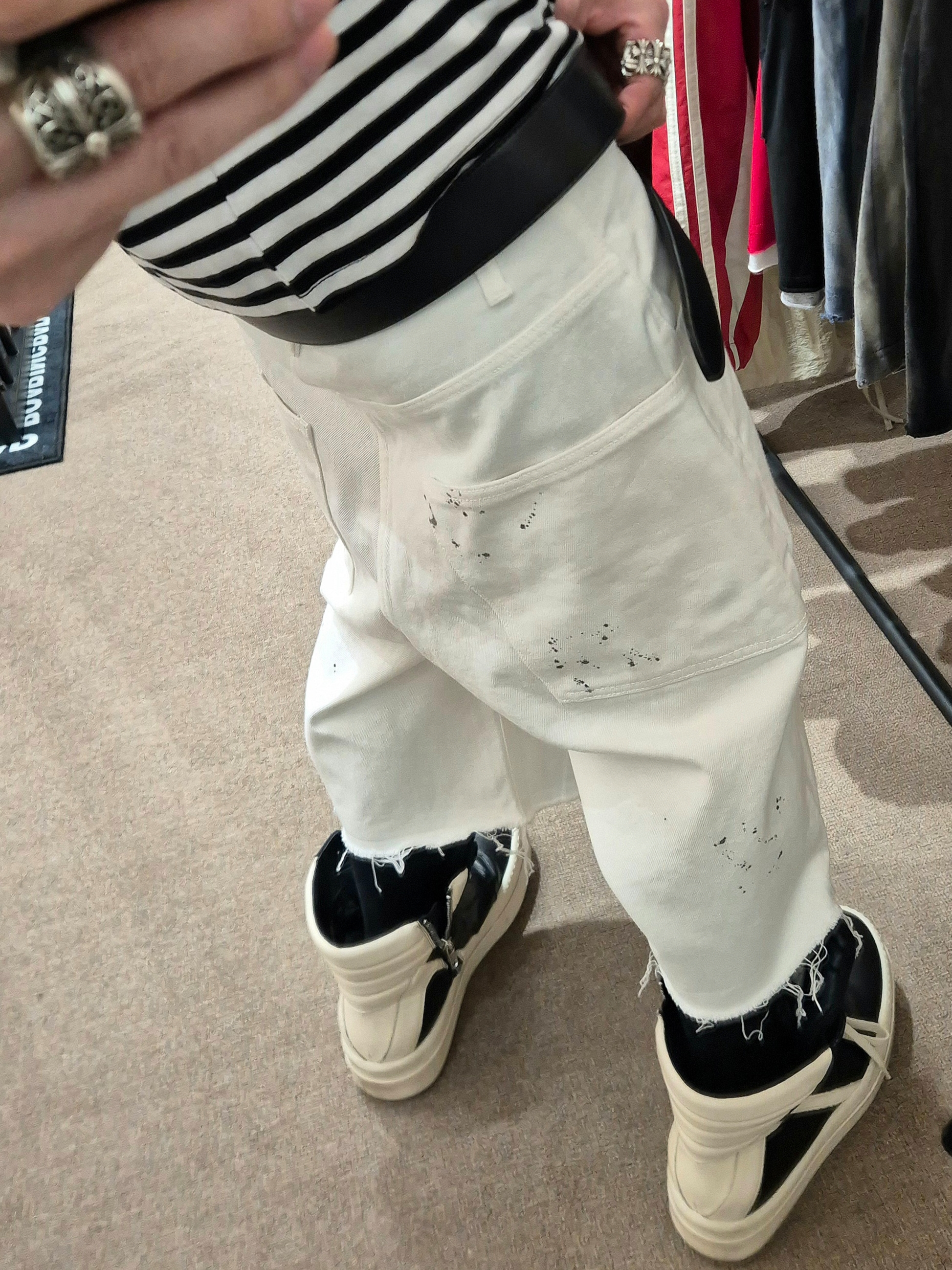 ROARINGRAD Striped Polo T-shirt Black, Chrome Hearts CH Hollywood Trucker Hat Black White 착용 스타일 - 2