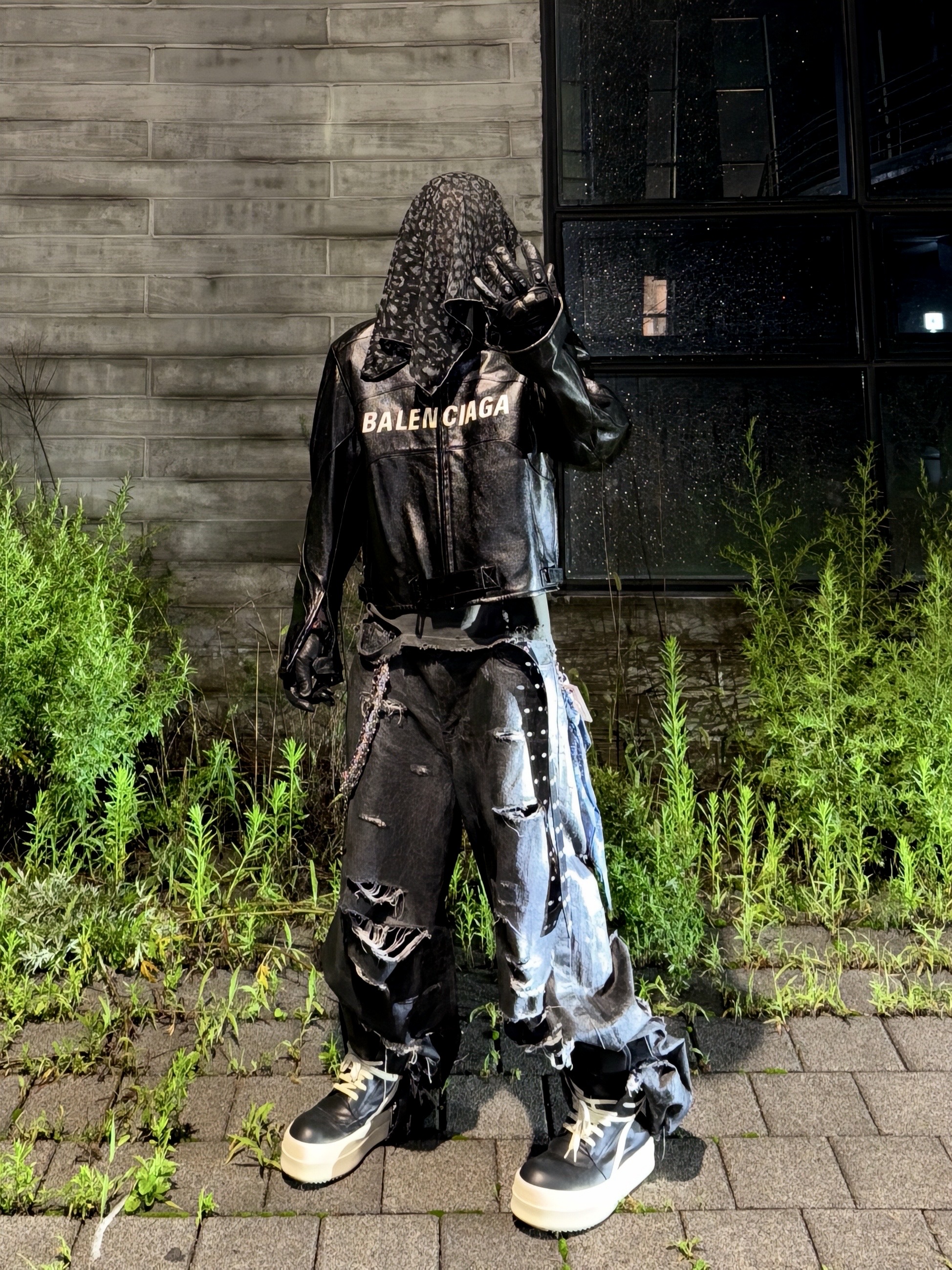 emostanceclub Multi Distressed Coating Jeans Black, Rick Owens Mega Bumper Geobasket Black Milk 착용 스타일 - 1