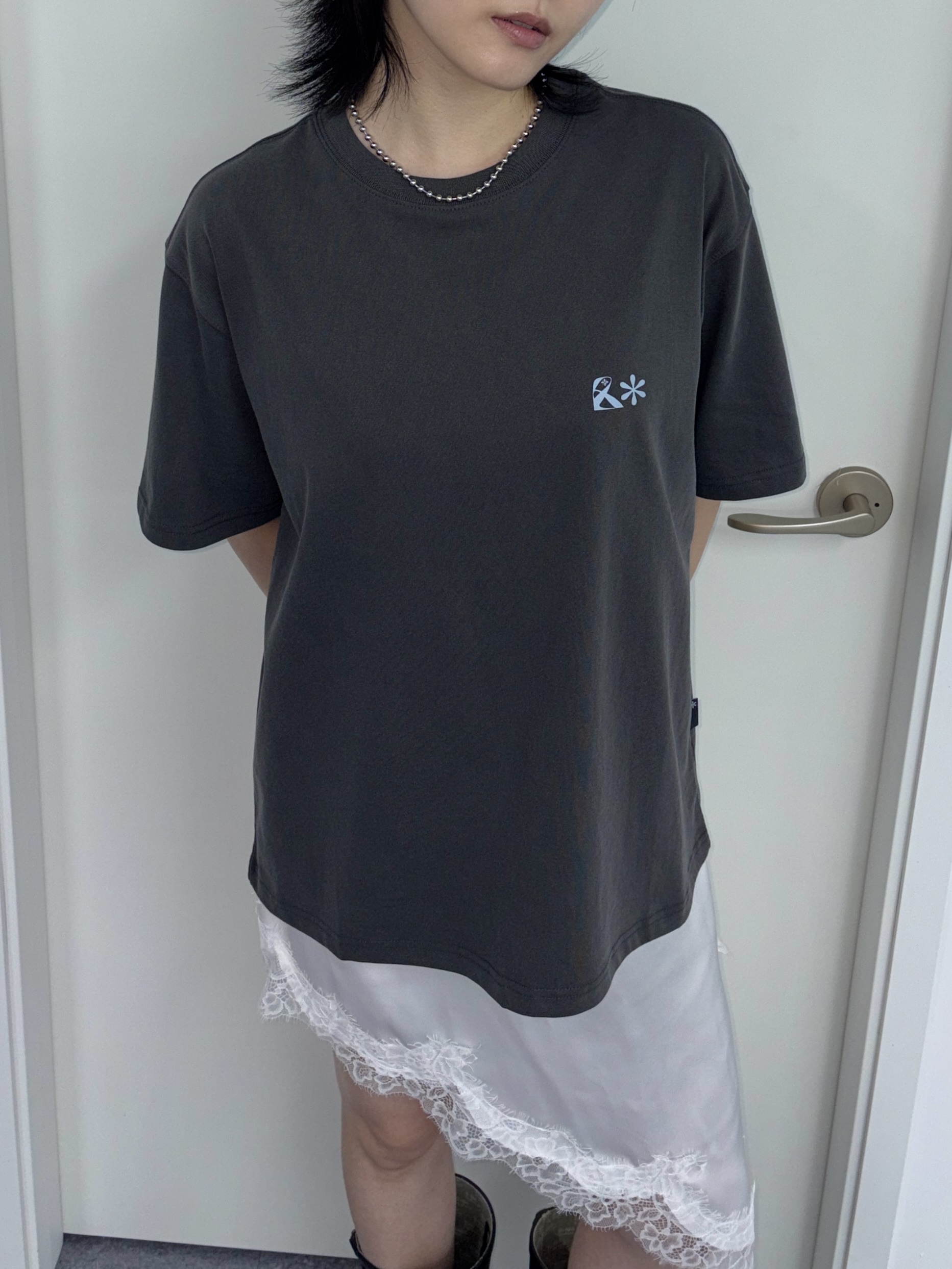 Riomeu Hug Rio Short Sleeve T-shirt Charcoal 착용 스타일 - 5