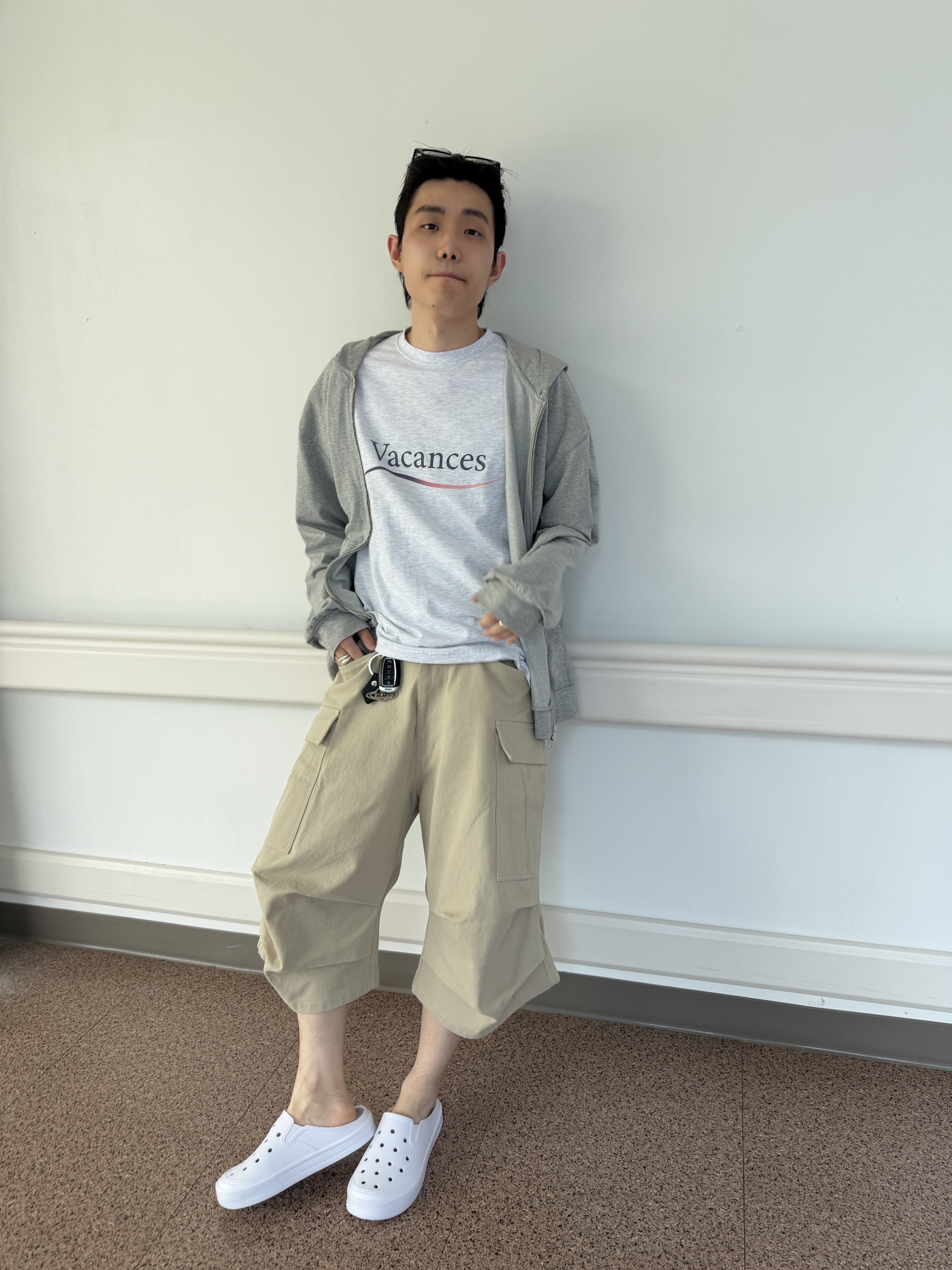 Nonnod Vacances T-Shirt White Melange, Nonnod Side cargo shorts Beige 착용 스타일 - 4