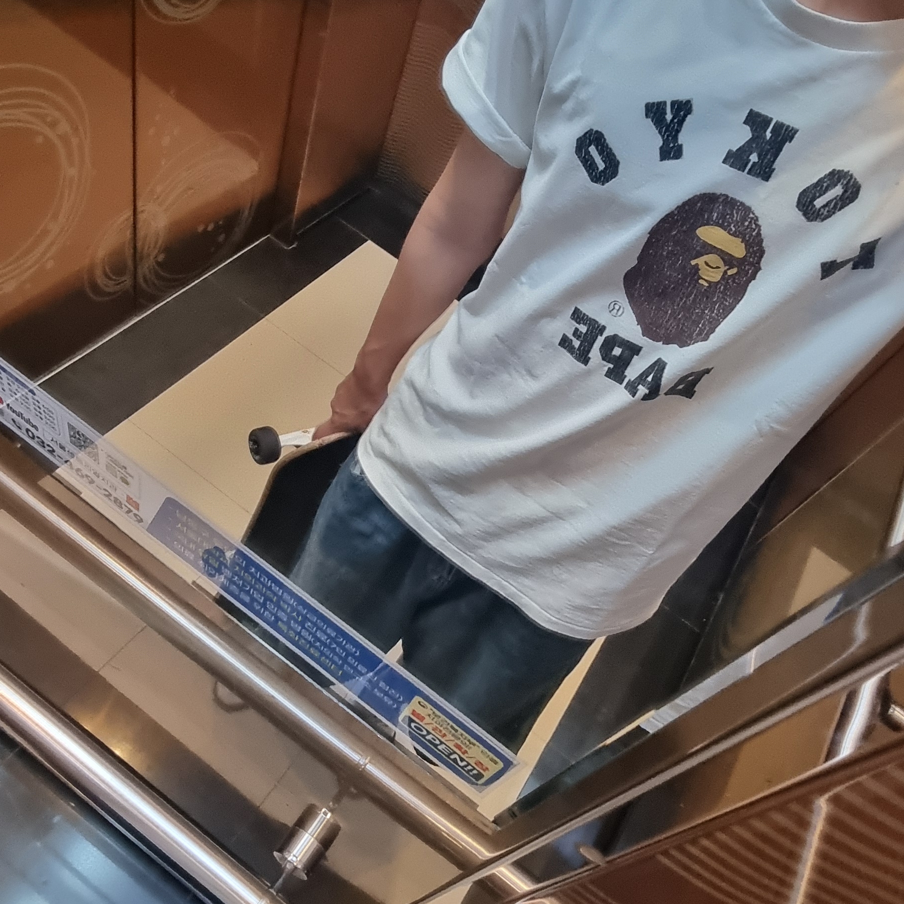 BAPE College T-Shirt White 착용 스타일 - 4