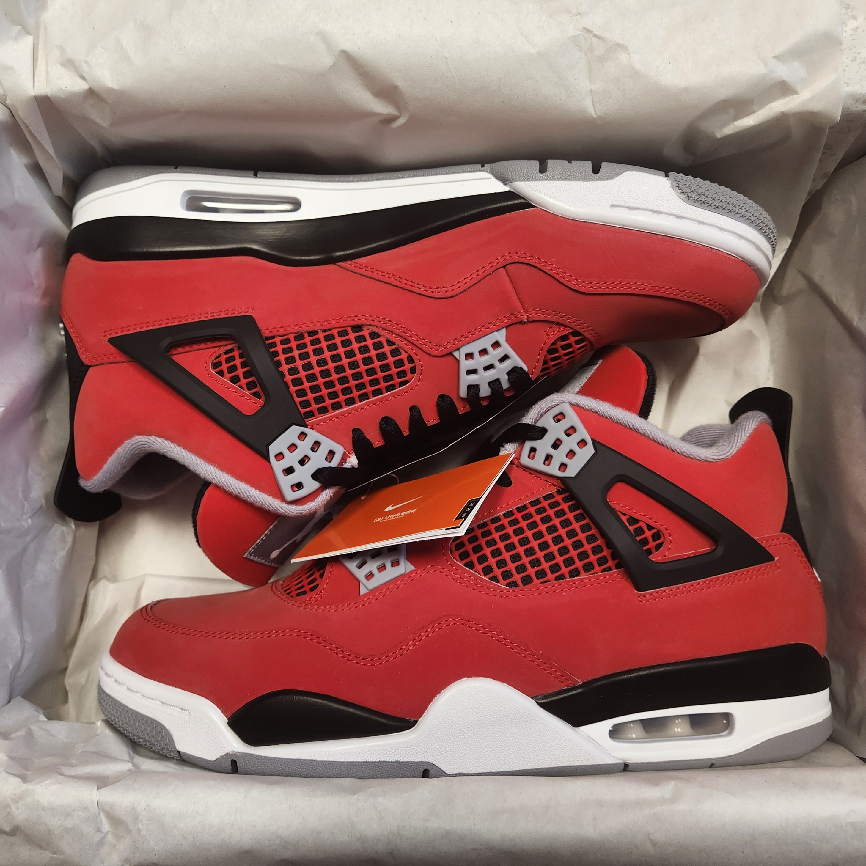 Jordan 4 Toro Bravo Fire Red and Black 2026 착용 스타일 - 1