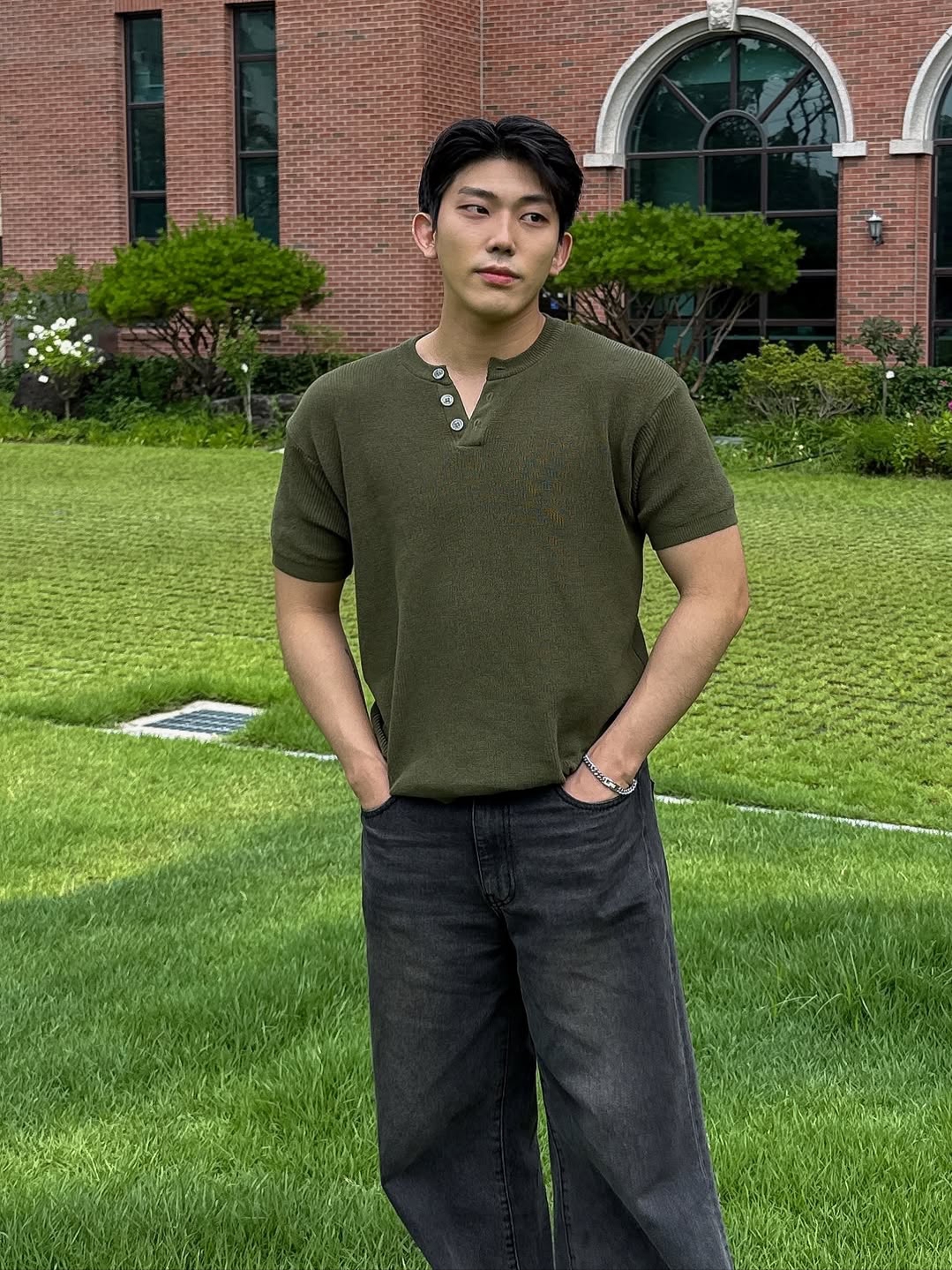 Knitted Coolever Henley Neck Half Sleeve Knit OLIVE, Knitted Coolever Henley Neck Half Sleeve Knit Black 착용 스타일 - 1