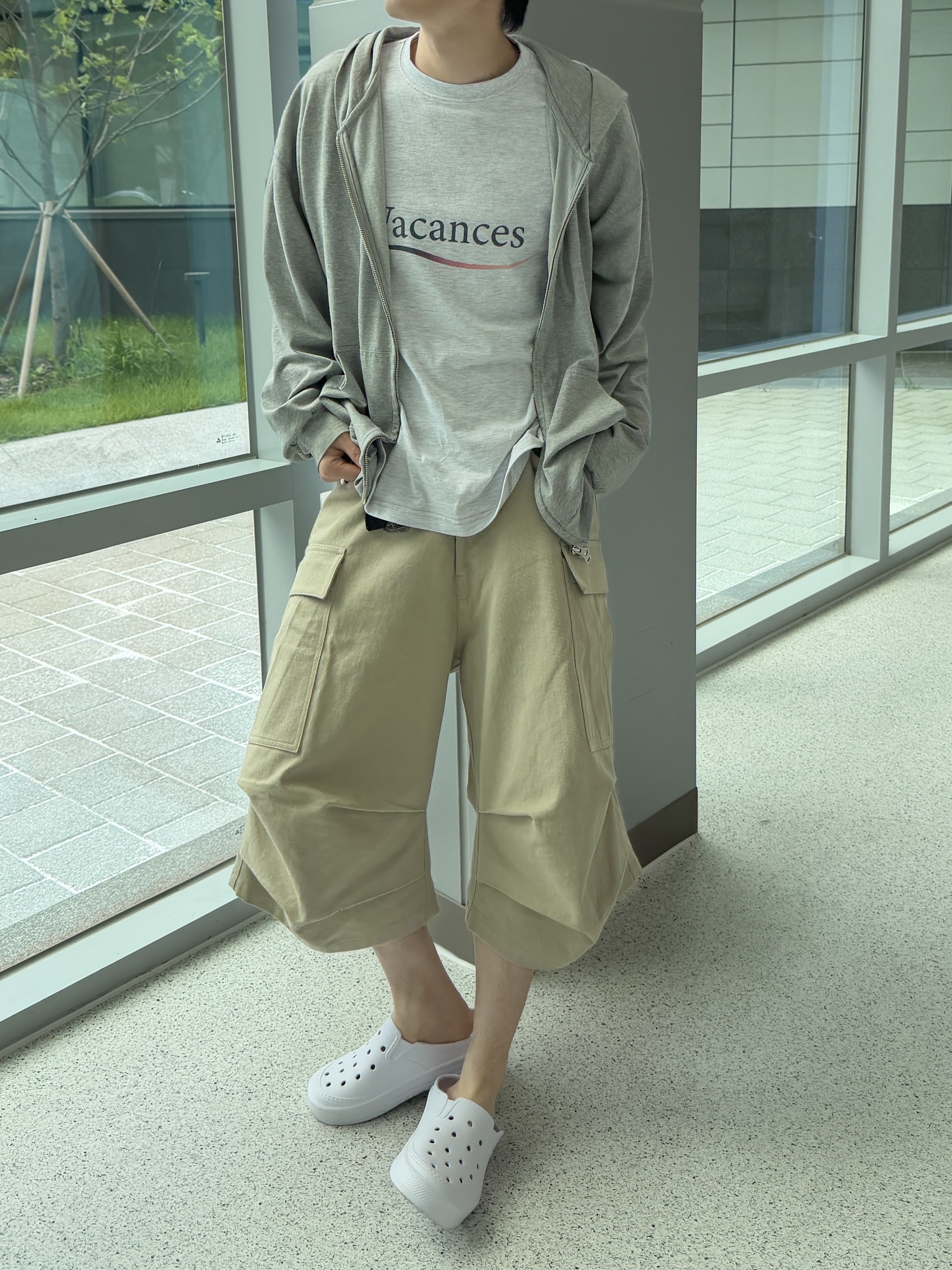 Nonnod Vacances T-Shirt White Melange, Nonnod Side cargo shorts Beige 착용 스타일 - 3