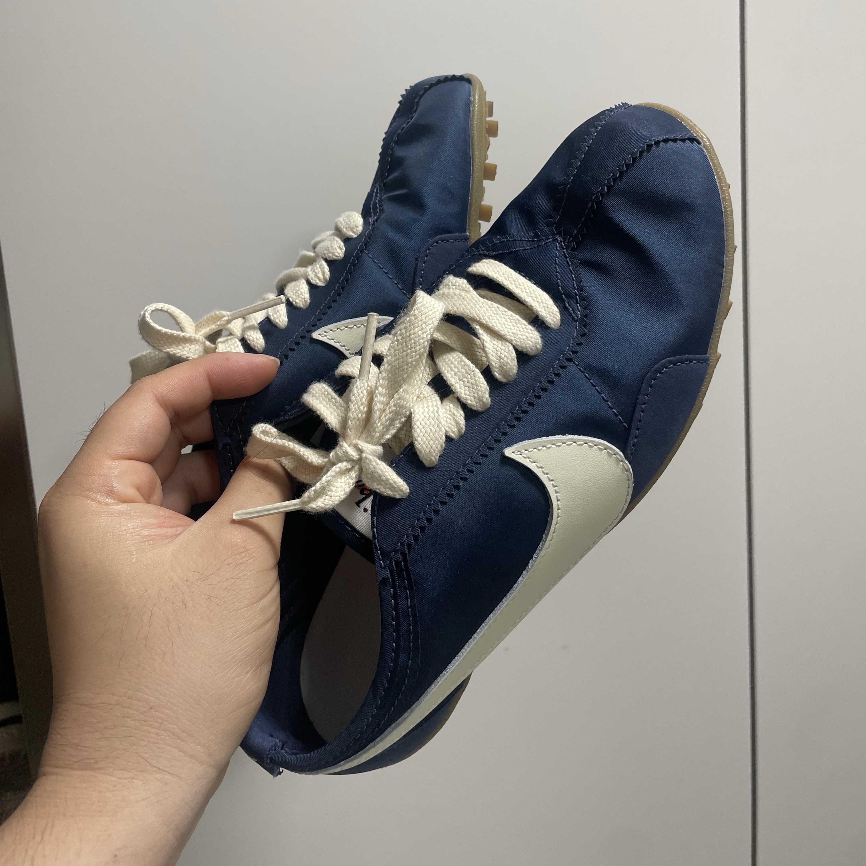 Nike Moon Shoe OG Midnight Navy Black, (W) Nike Moon Shoe OG Midnight Navy Gum Light Brown 착용 스타일 - 1