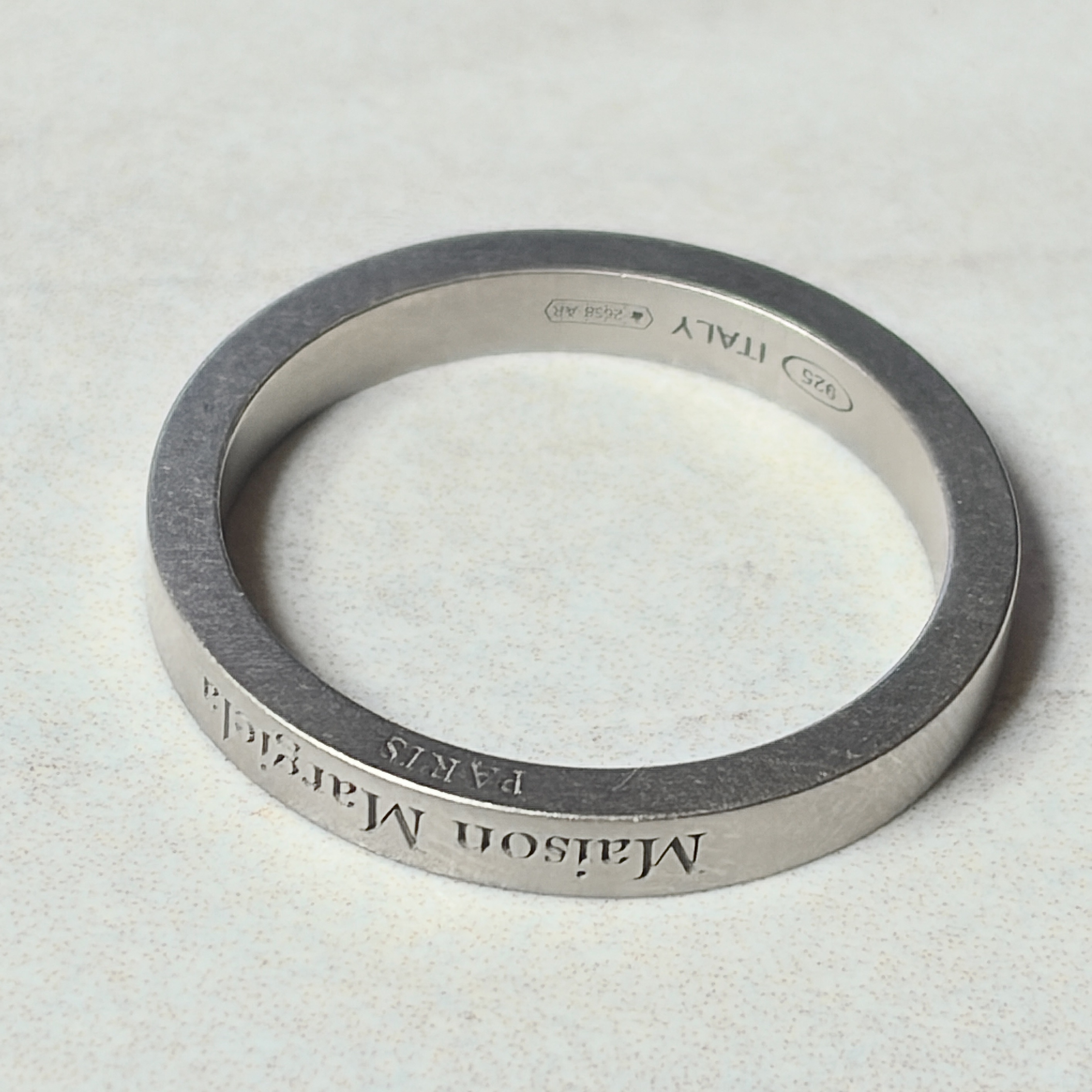 Maison Margiela Logo Ring Palladium 착용 스타일