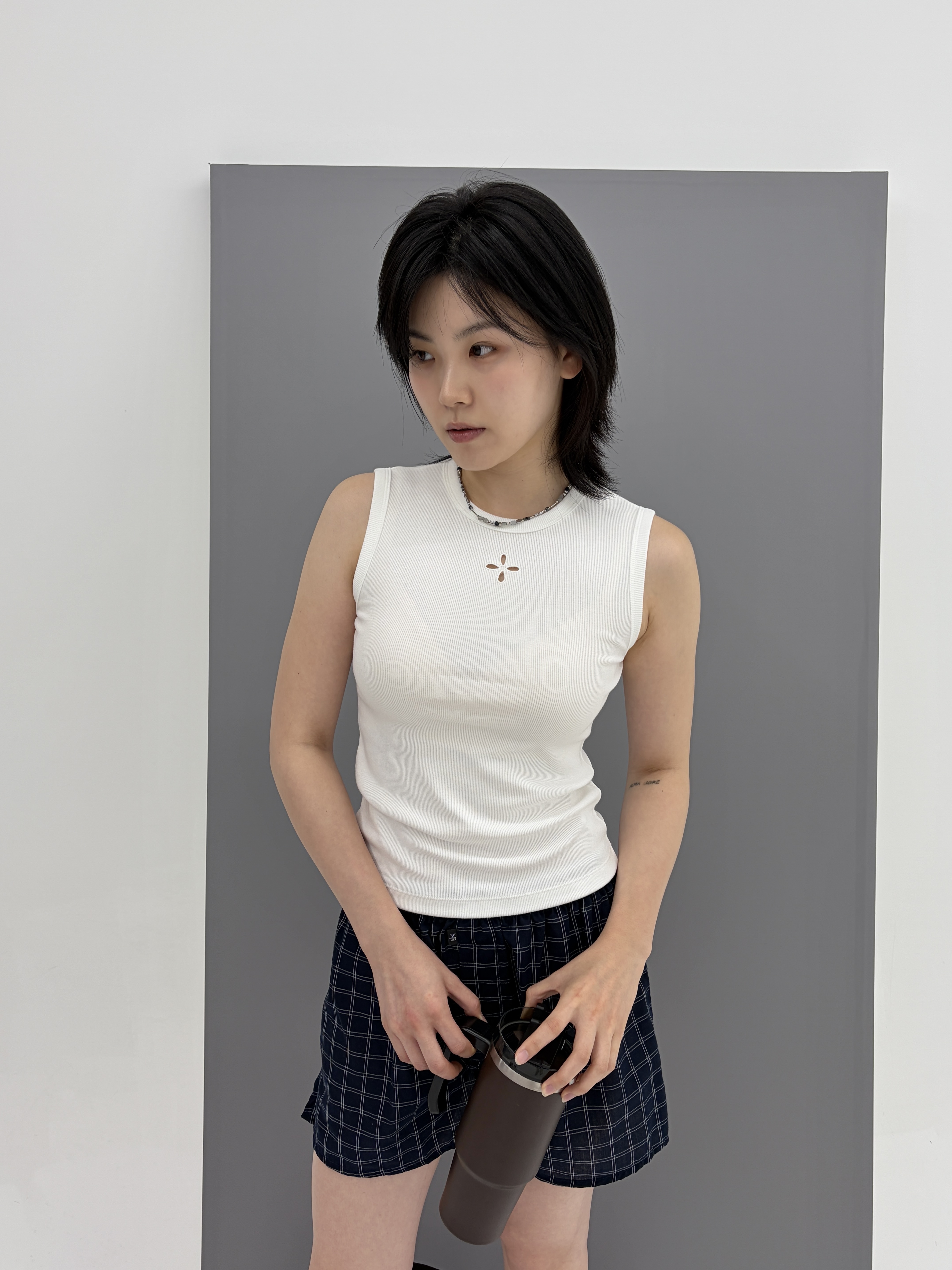 Riomeu Signature Sleeveless White 착용 스타일 - 4
