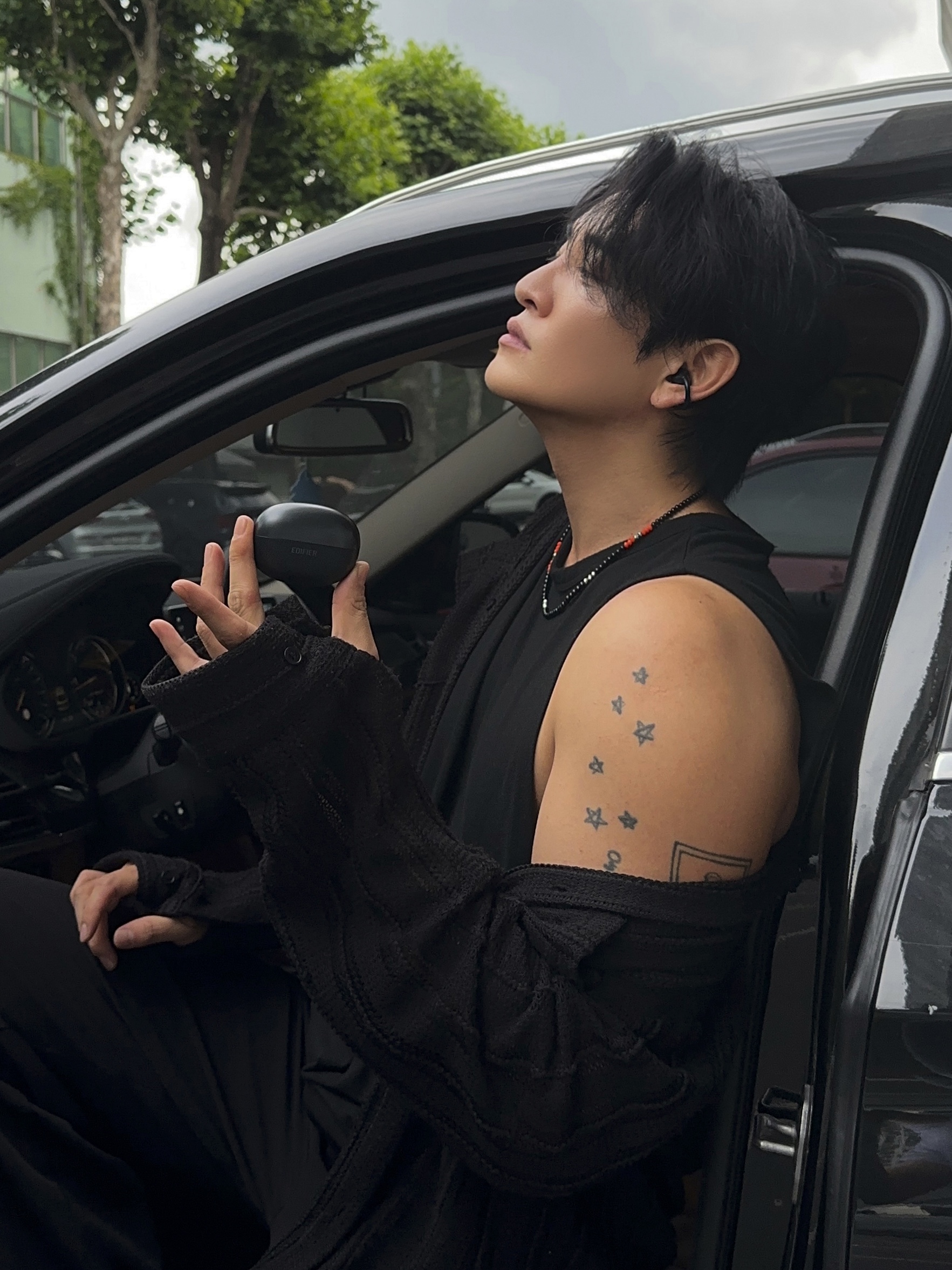 Edifier Comfo Bass Open-Ear Bluetooth Earbuds - Black 착용 스타일 - 1
