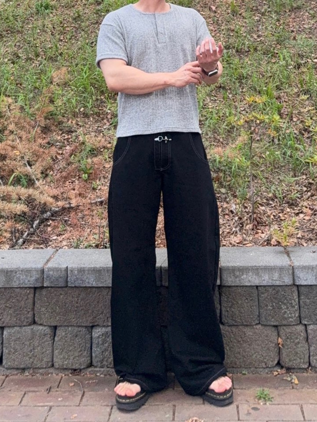 Knitted Henley Neck Crop Knit T-Shirts Grey 착용 스타일 - 2