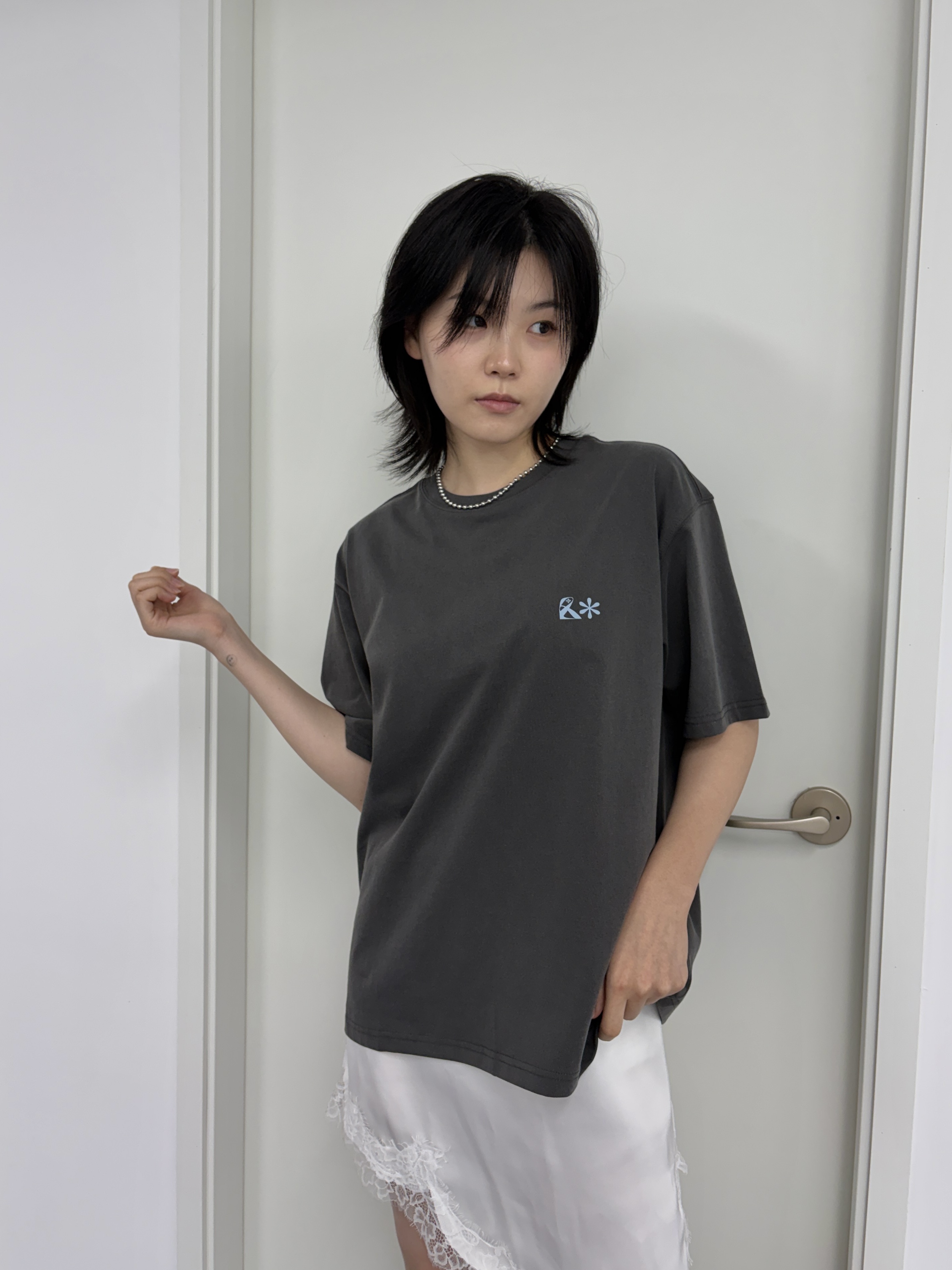 Riomeu Hug Rio Short Sleeve T-shirt Charcoal 착용 스타일 - 1