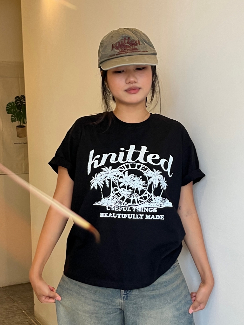 Knitted Pigment Palm Tree Graphic T-Shirt Black, Knitted Pigment Palm Tree Graphic T-Shirt White 착용 스타일