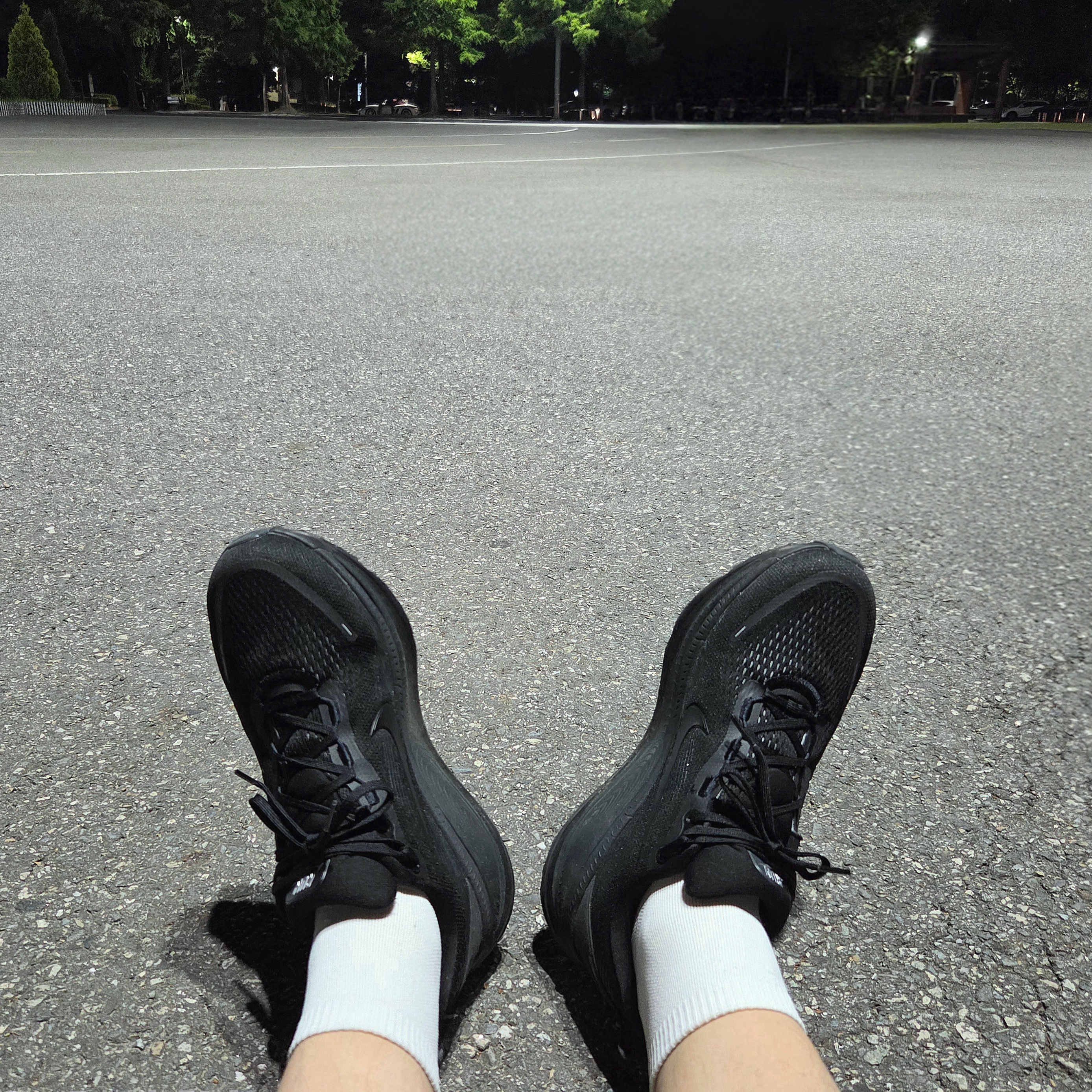 Nike Vomero 18 Black Dark Smoke Grey 착용 스타일