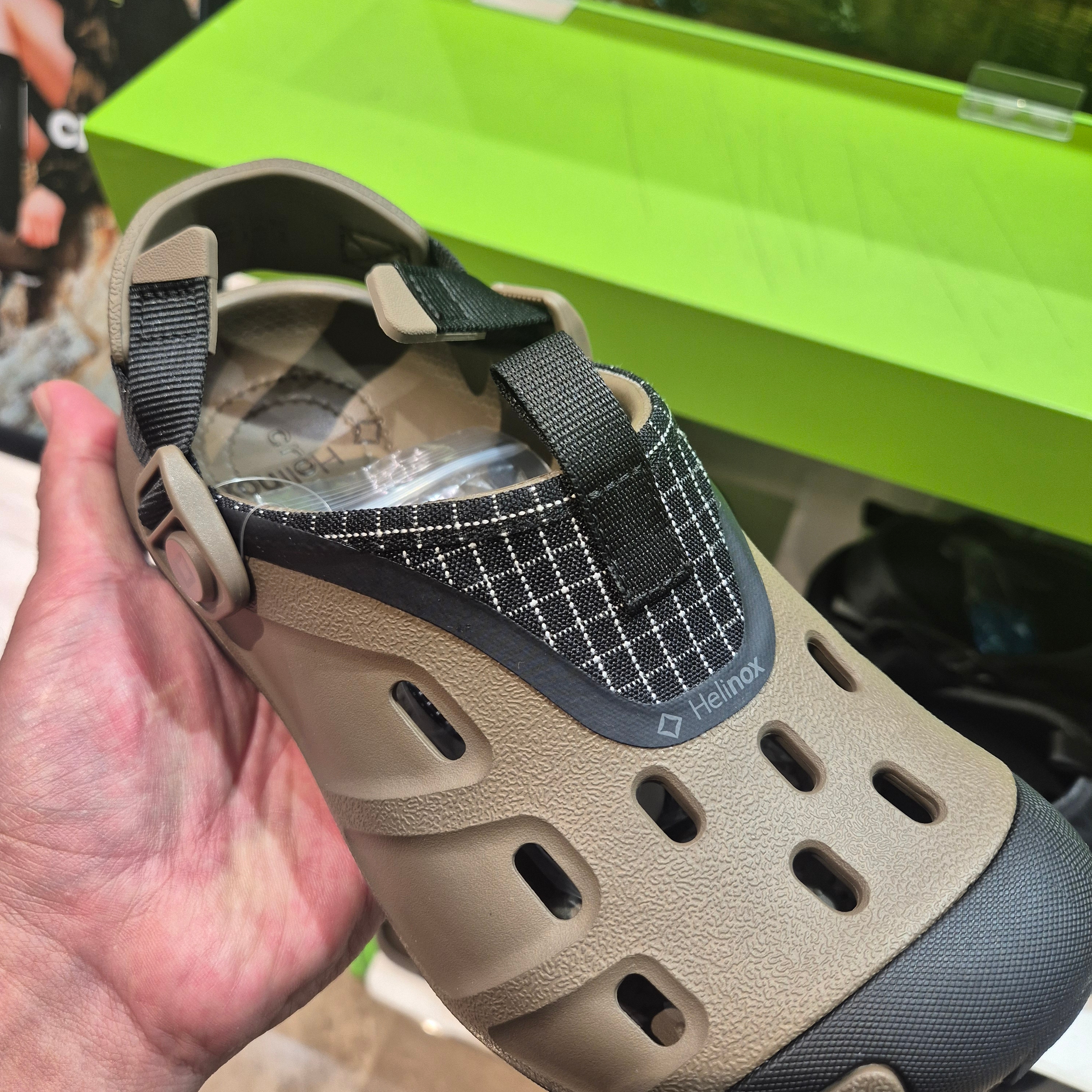 Crocs x Helinox Quick Trail Clog Walnut 착용 스타일