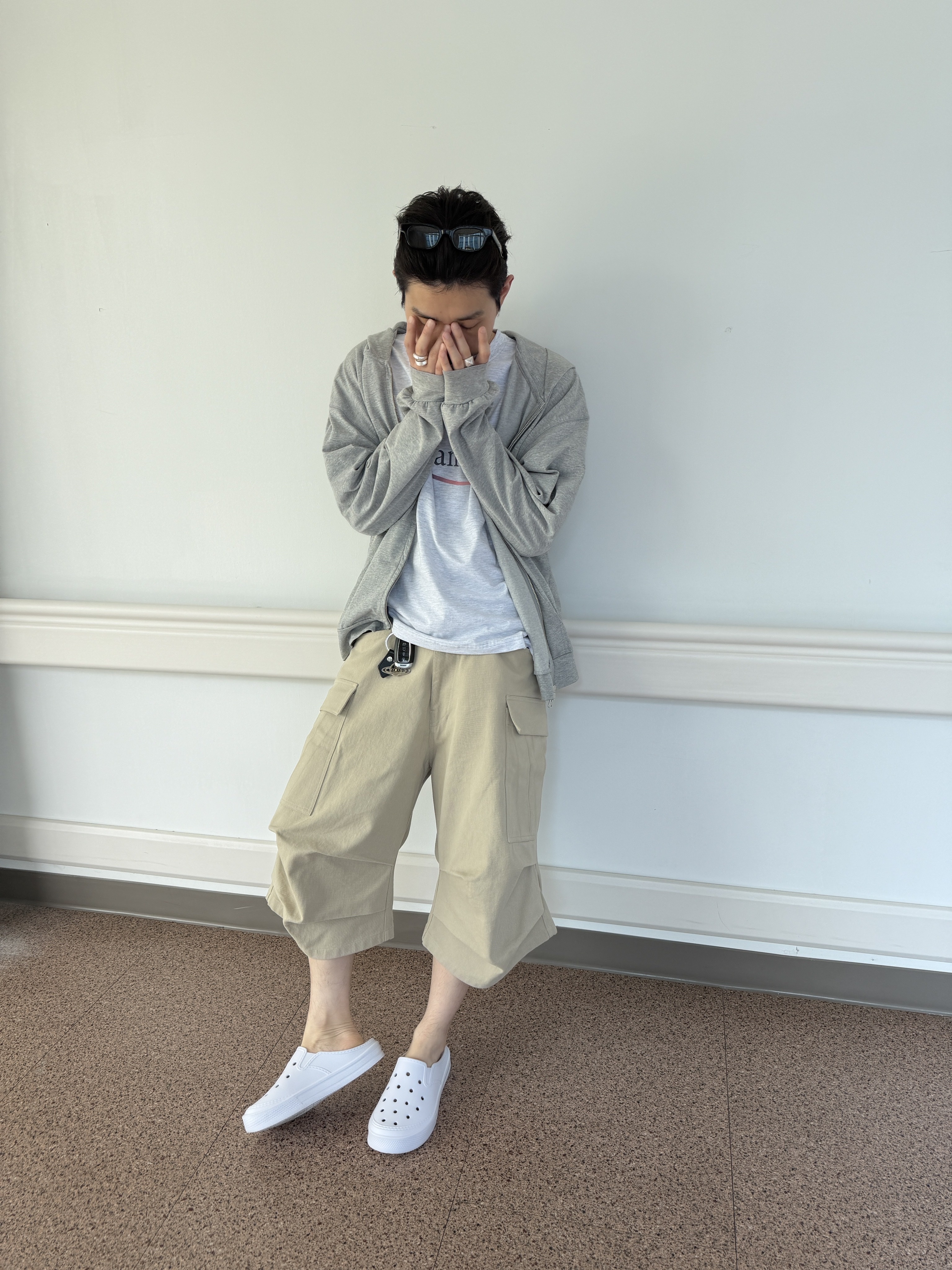 Nonnod Vacances T-Shirt White Melange, Nonnod Side cargo shorts Beige 착용 스타일 - 5