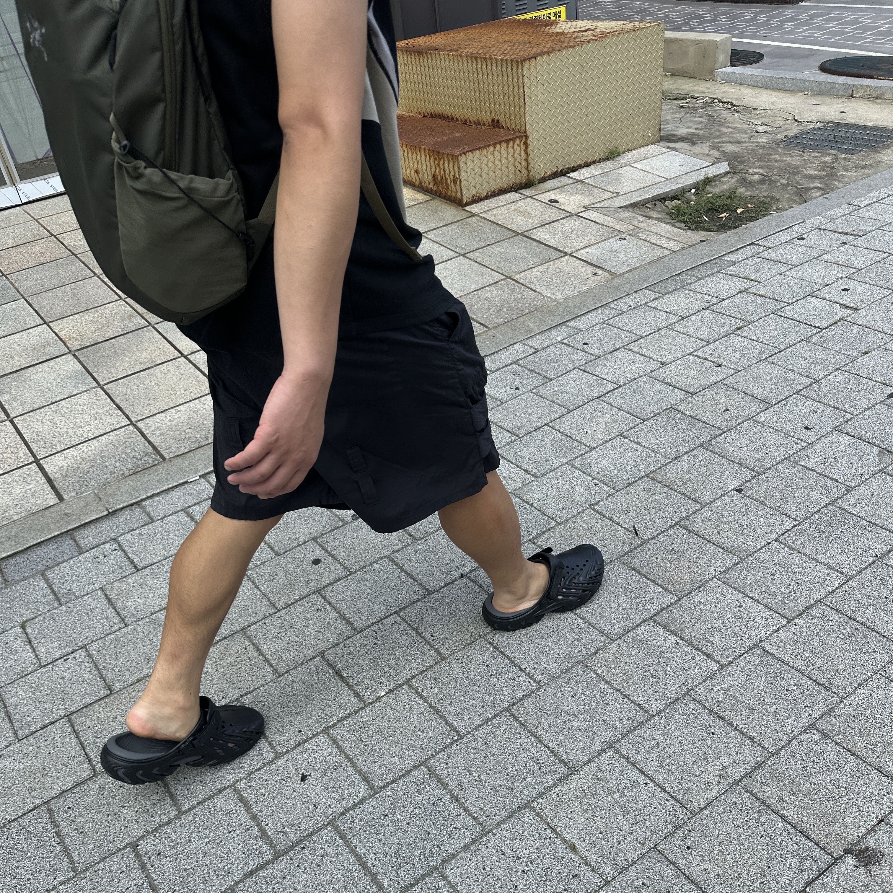 Crocs Echo II Chrome Black Chrome 착용 스타일